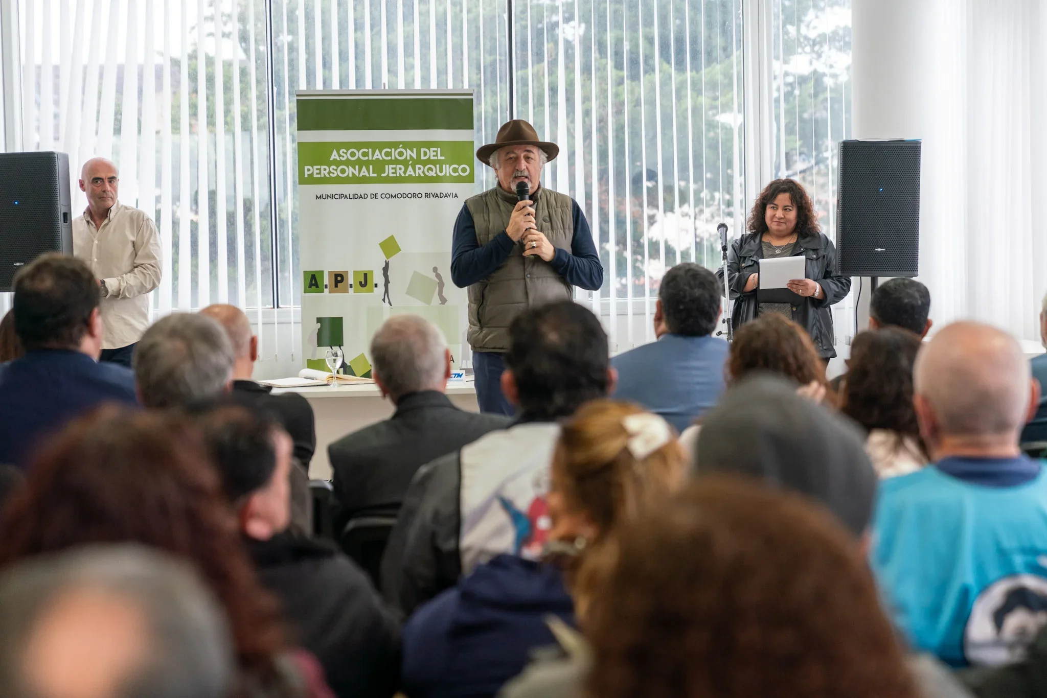 Un hombre con sombrero habla frente a un micrófono en el acto de asunción de la nueva comisión directiva de la APJ.