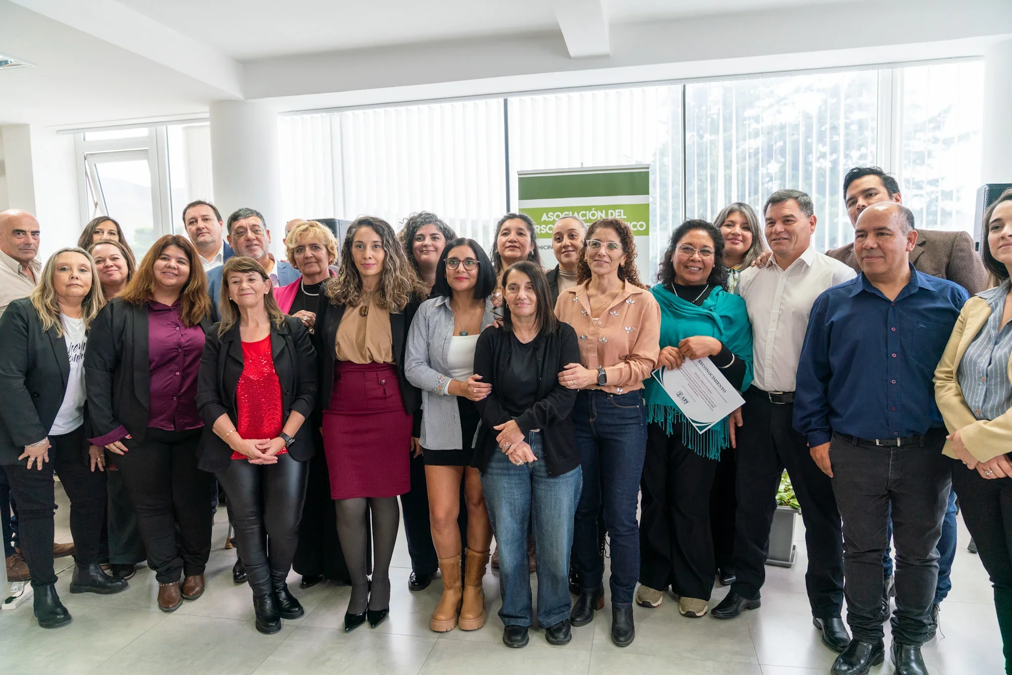 Nueva comisión directiva y autoridades municipales en la sede de la APJ de Comodoro Rivadavia durante el acto de asunción.