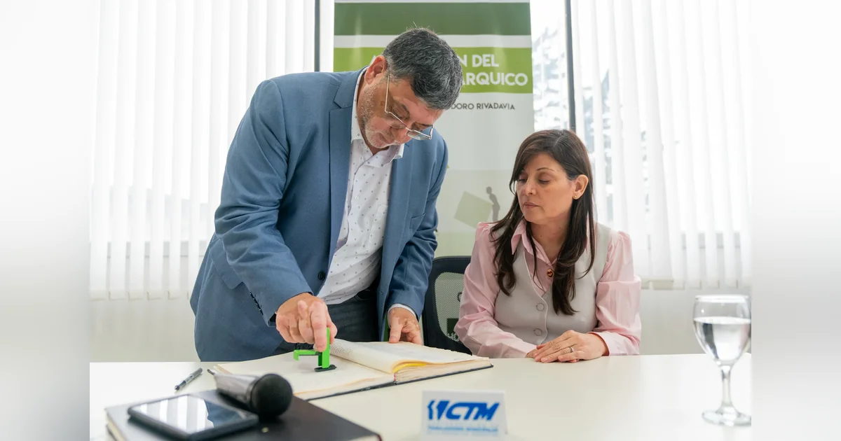 Comodoro Rivadavia: Asumió la nueva comisión directiva de la APJ El intendente Othar Macharashvili sella un acta junto a una integrante de la nueva comisión directiva de la APJ.