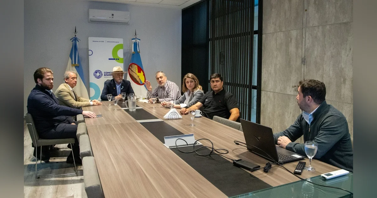 Comodoro Rivadavia: Empresas de la Cuenca apoyarán obras en cerro Hermitte Intendente Othar Macharashvili y representantes de PAE, PECOM y CAPSA reunidos en una mesa de trabajo en Comodoro Rivadavia.