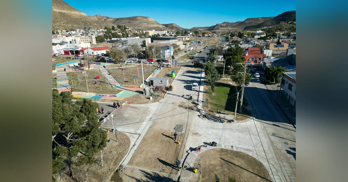 Comodoro Rivadavia: Finalizó la pavimentación de la calle Petrolero San Lorenzo Vista aérea de la calle Petrolero San Lorenzo en Comodoro Rivadavia con nuevo pavimento de hormigón y obreros trabajando.