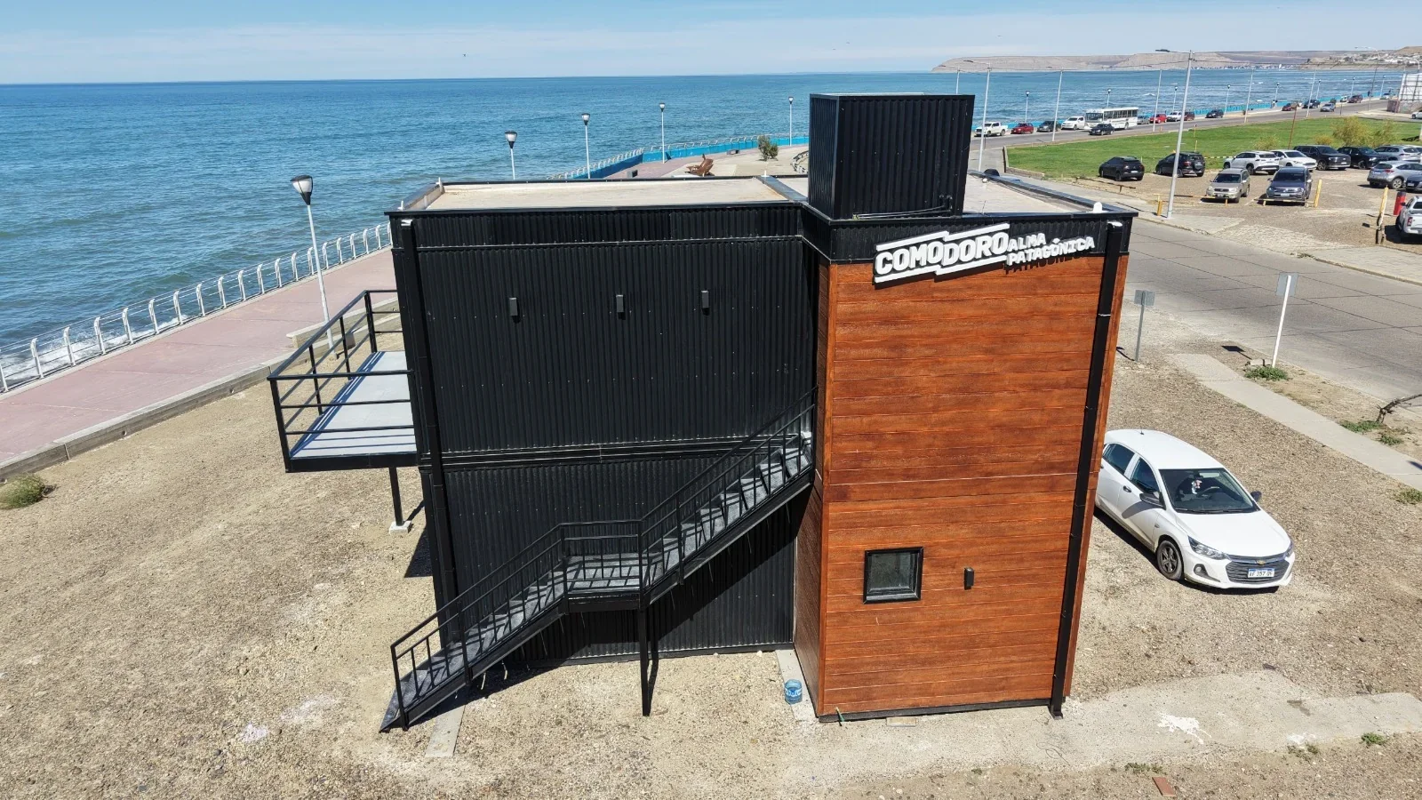 Vista exterior del nuevo Centro de Informes Turísticos de Comodoro Rivadavia frente al mar en el Paseo Costero.