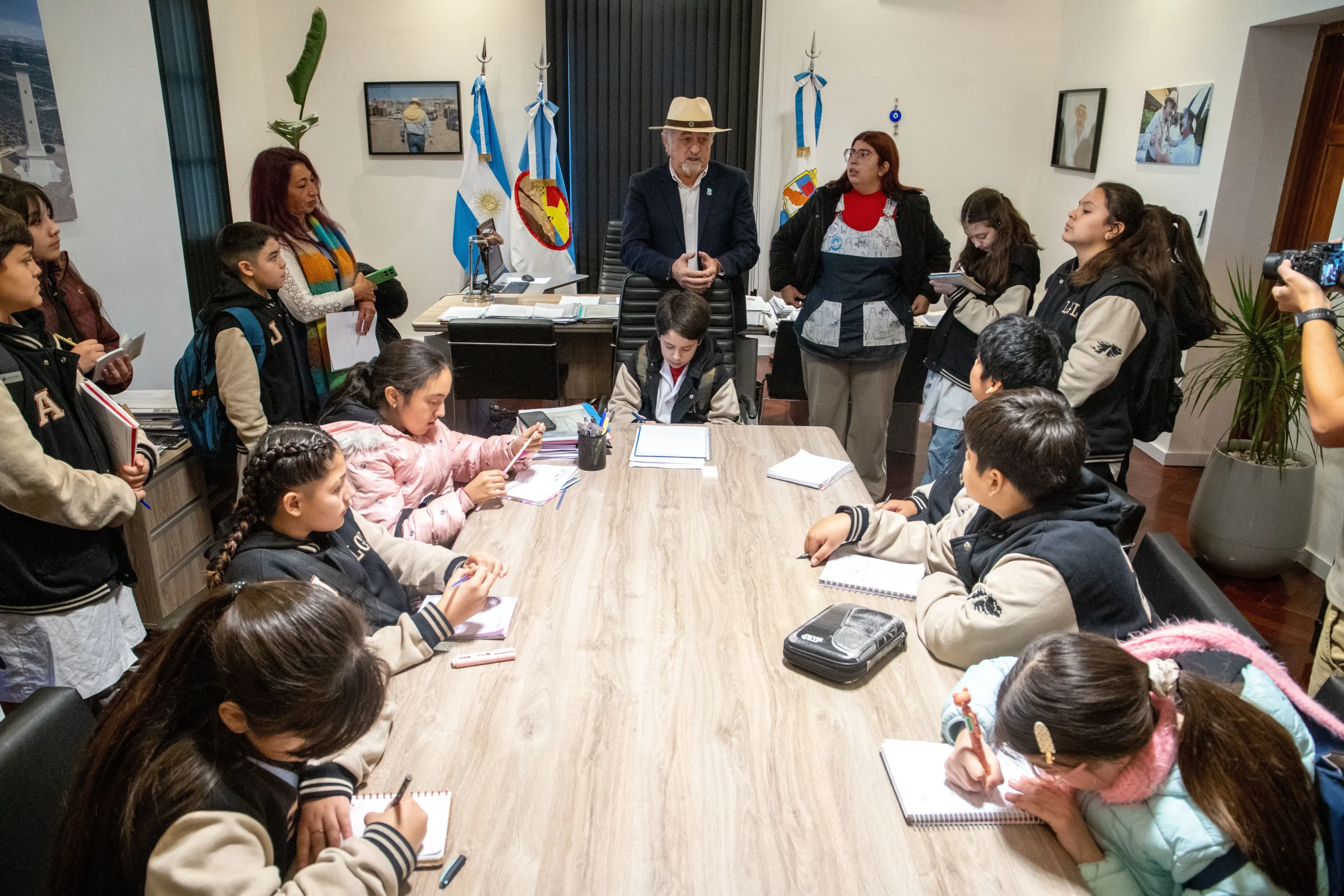 El intendente de Comodoro Rivadavia recibe en su despacho a estudiantes de 6° año de la Escuela N°198.