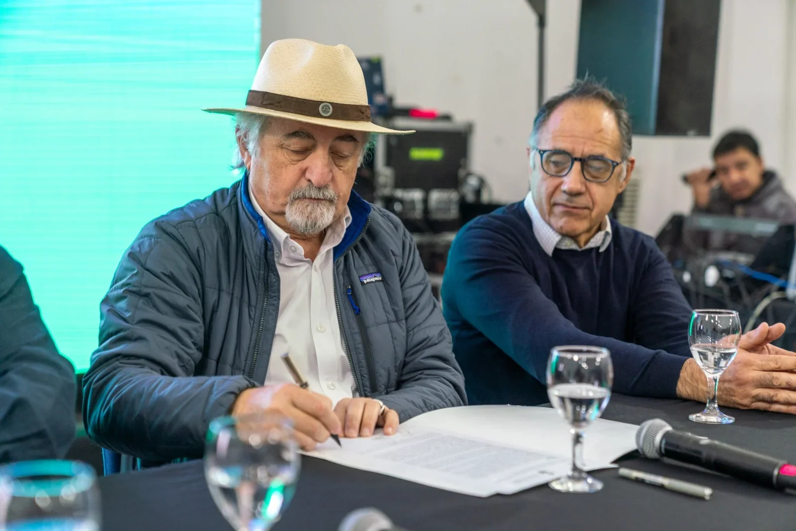 El intendente Othar Macha firma convenios durante la jornada regional sobre cannabis medicinal en Comodoro Rivadavia.