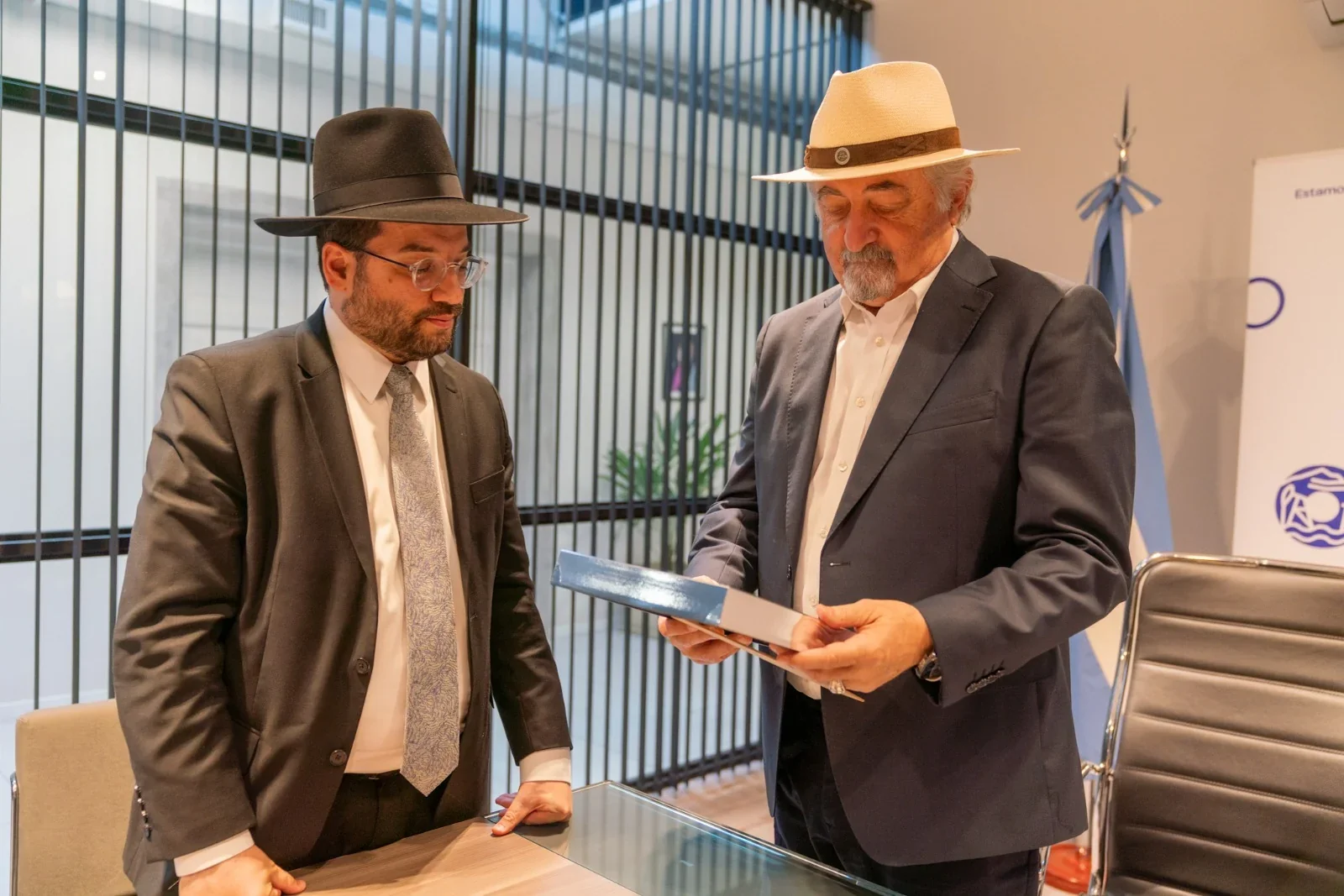 El intendente Othar Macharashvili y el Gran Rabino Eliahu Hamra revisando un documento en una oficina municipal.