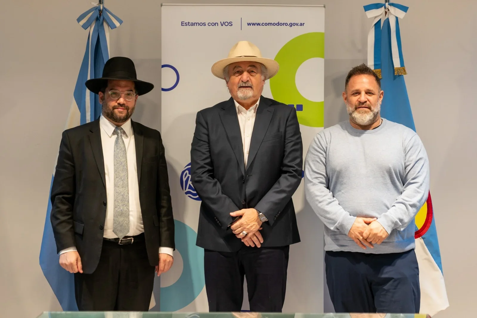 El intendente Othar Macharashvili y el Gran Rabino Eliahu Hamra posan junto a un acompañante en el municipio.