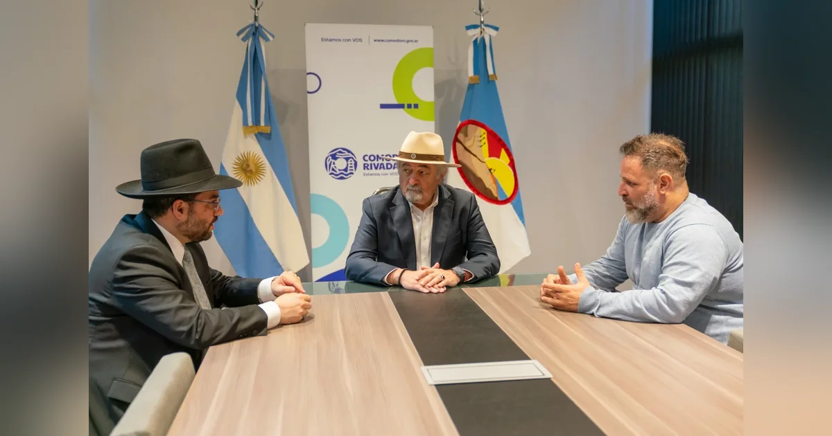 Comodoro Rivadavia: Macharashvili recibió al Gran Rabino de la AMIA para federalizar actividades Reunión entre el Gran Rabino Eliahu Hamra, el intendente Othar Macharashvili y un colaborador en el municipio.