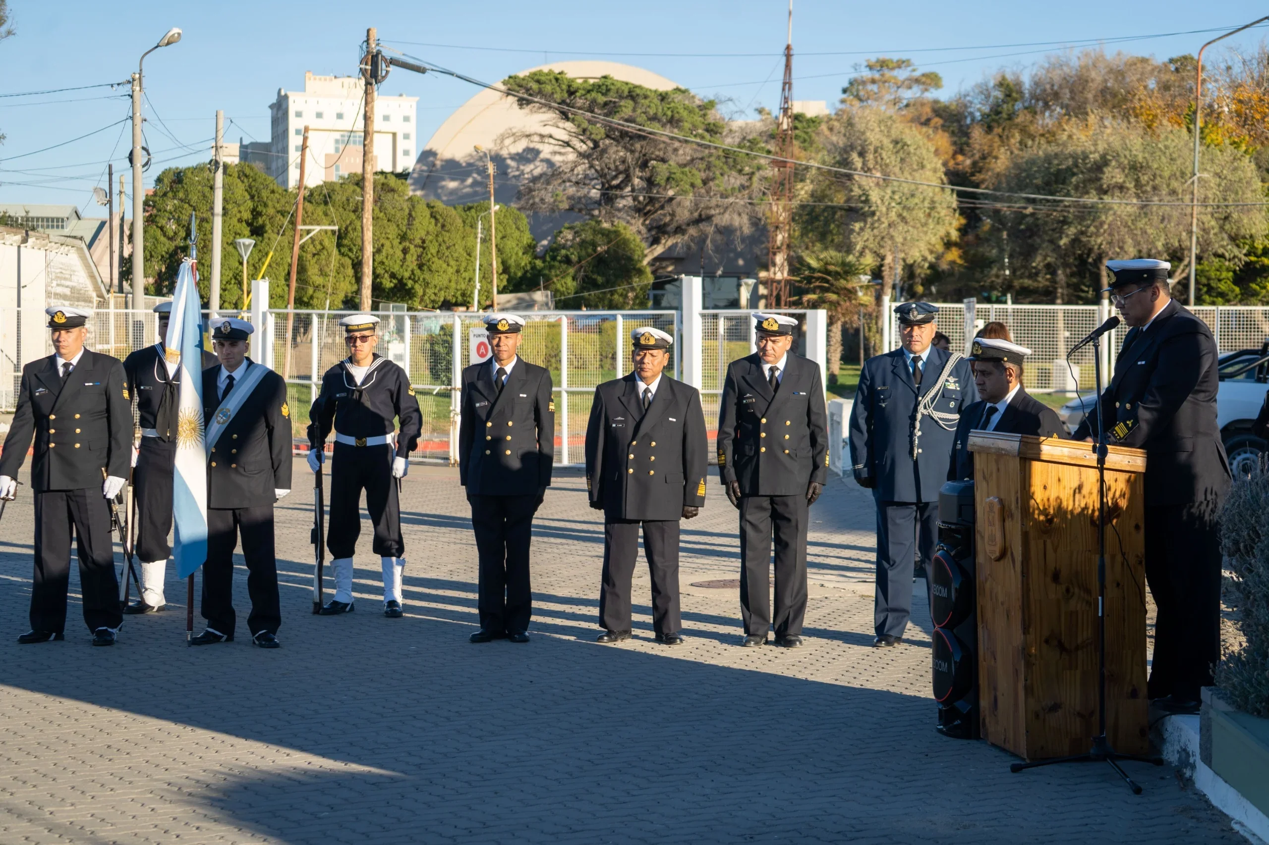 Personal naval y autoridades forman frente a un orador en el acto del 212° aniversario de la Armada Argentina.