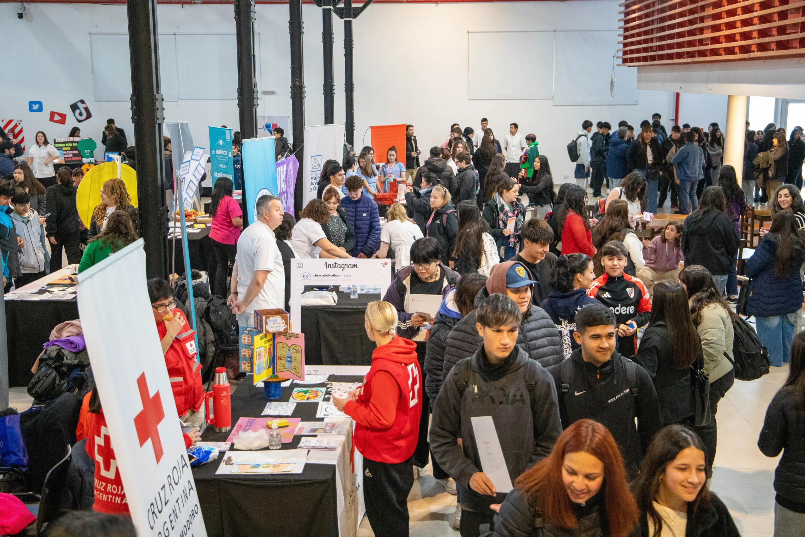 Jóvenes estudiantes visitan los stands informativos de la 7° Feria Integradora de Salud en el Centro Cultural.