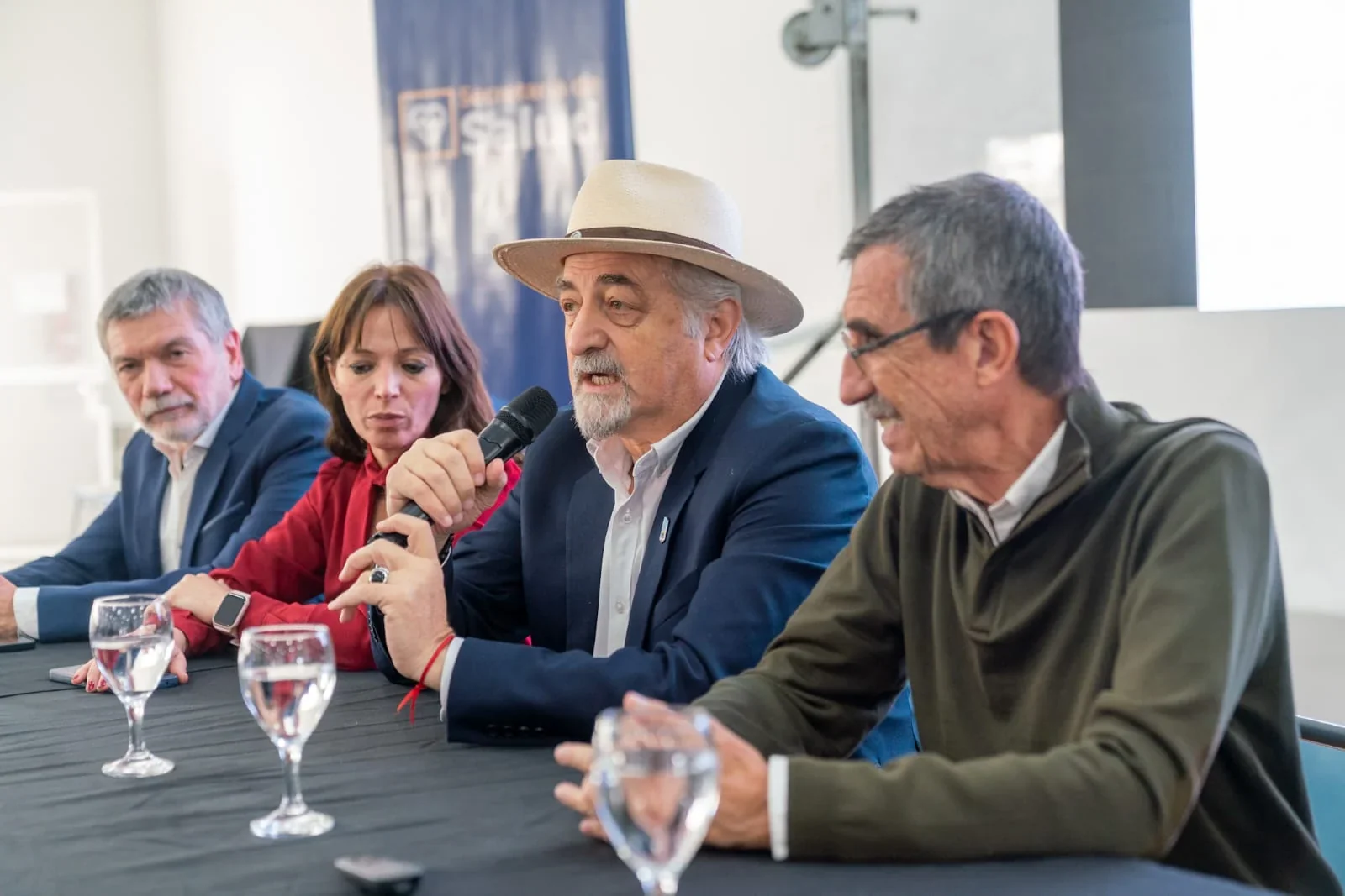 El intendente Othar Macharashvili y autoridades en la apertura de la diplomatura sobre autismo en Comodoro Rivadavia.