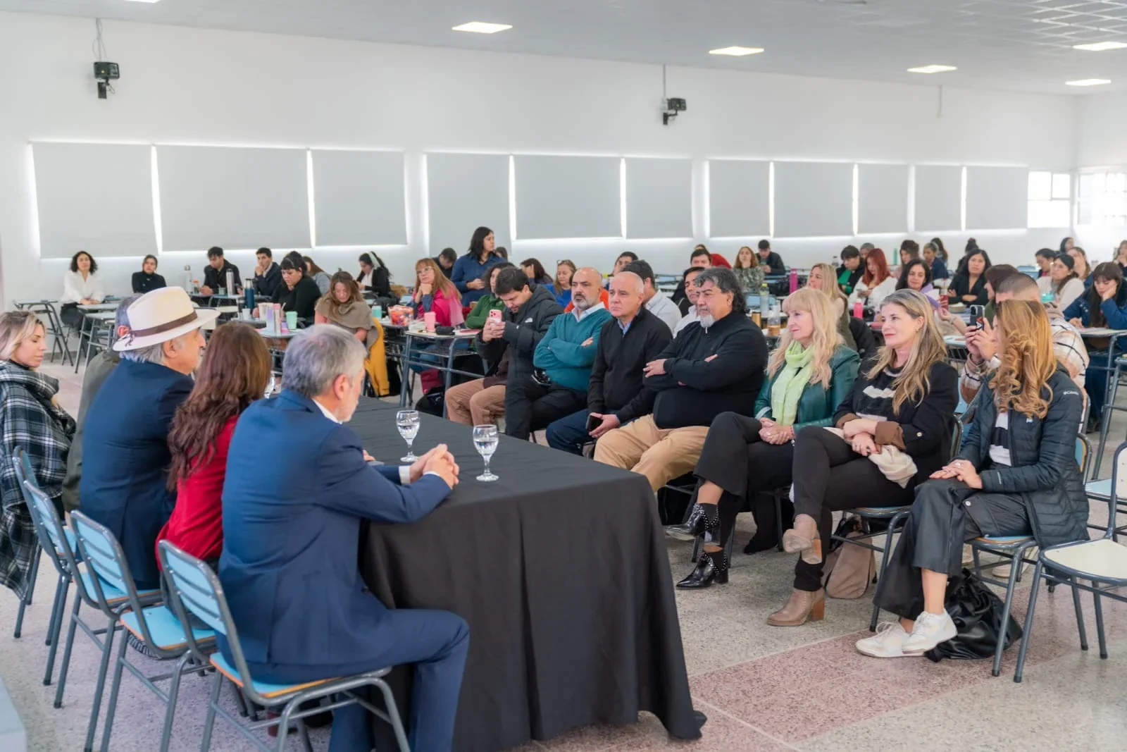 Autoridades y asistentes en el lanzamiento de la Diplomatura sobre Autismo en Comodoro Rivadavia.