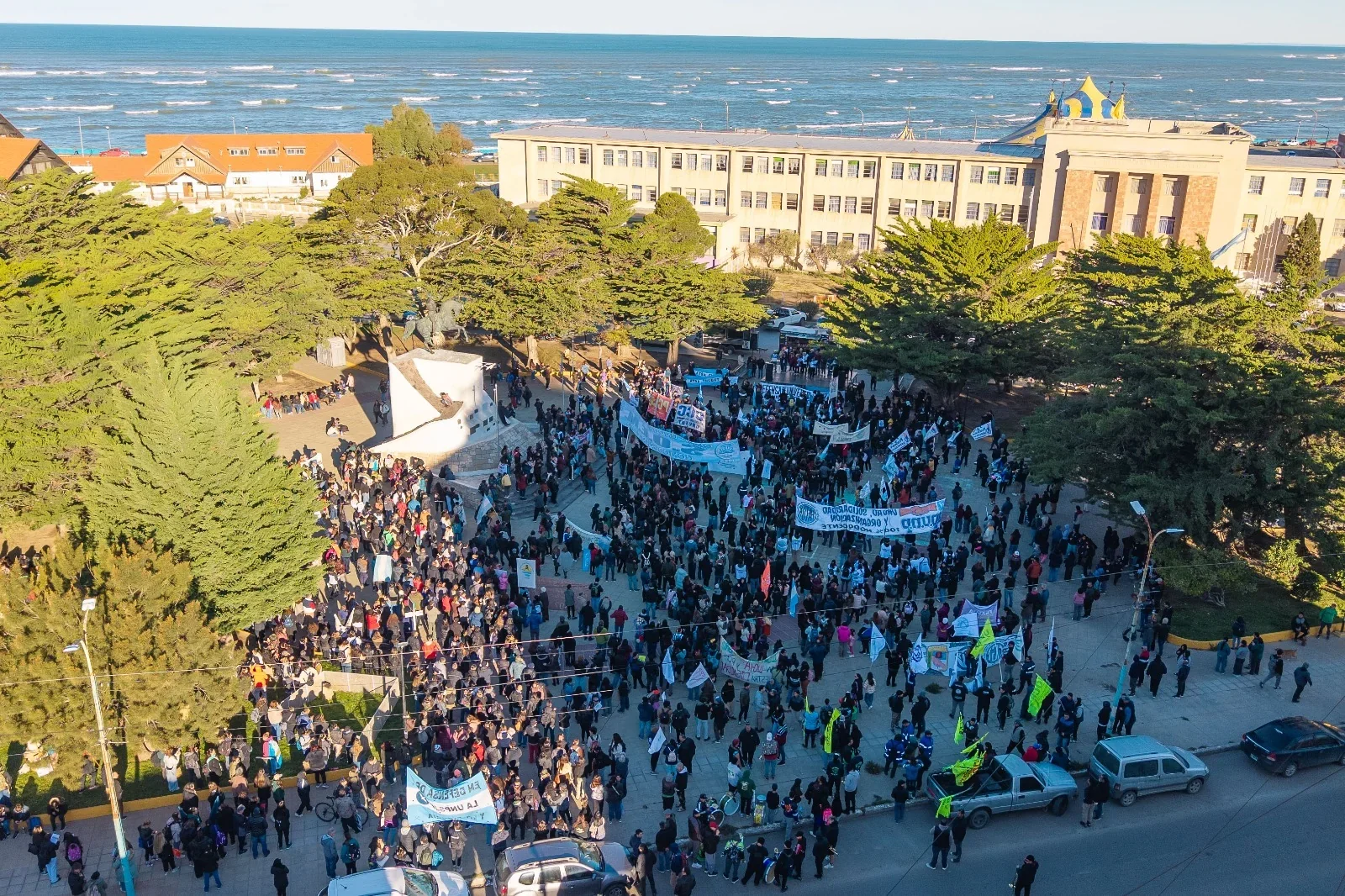 Vista aérea de multitud en Plaza San Martín de Comodoro Rivadavia durante la Marcha Federal Universitaria.