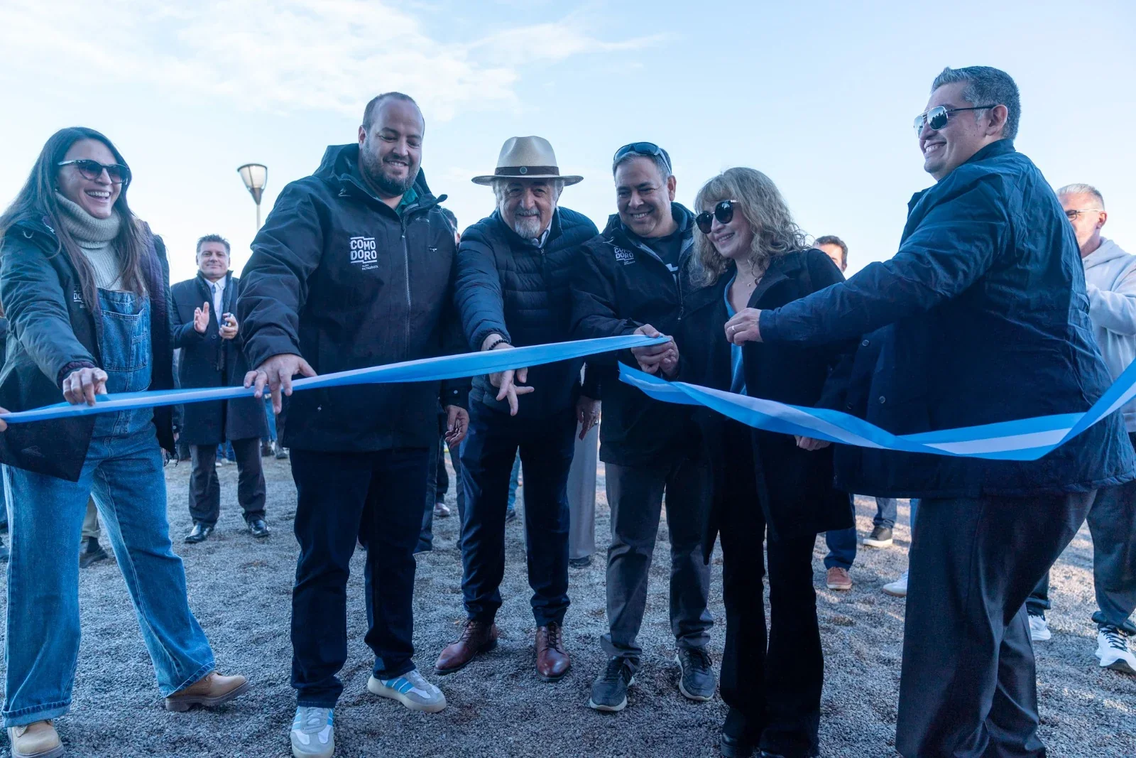 El intendente Othar Macharashvili y funcionarios cortan una cinta azul en la inauguración del Centro de Información Turística