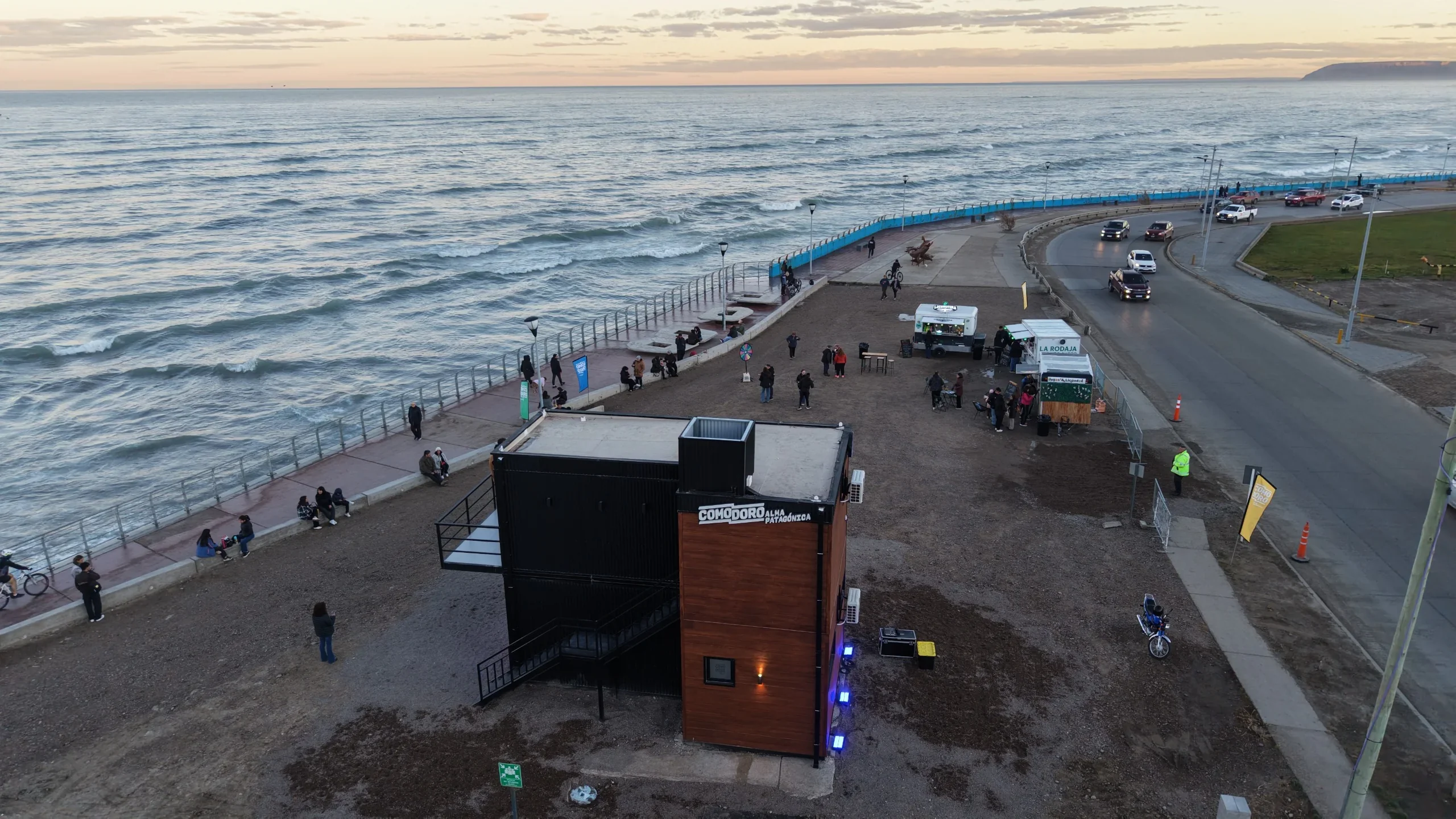 Vista aérea del nuevo Centro de Información Turística en el Paseo Costero de Comodoro Rivadavia con personas alrededor.