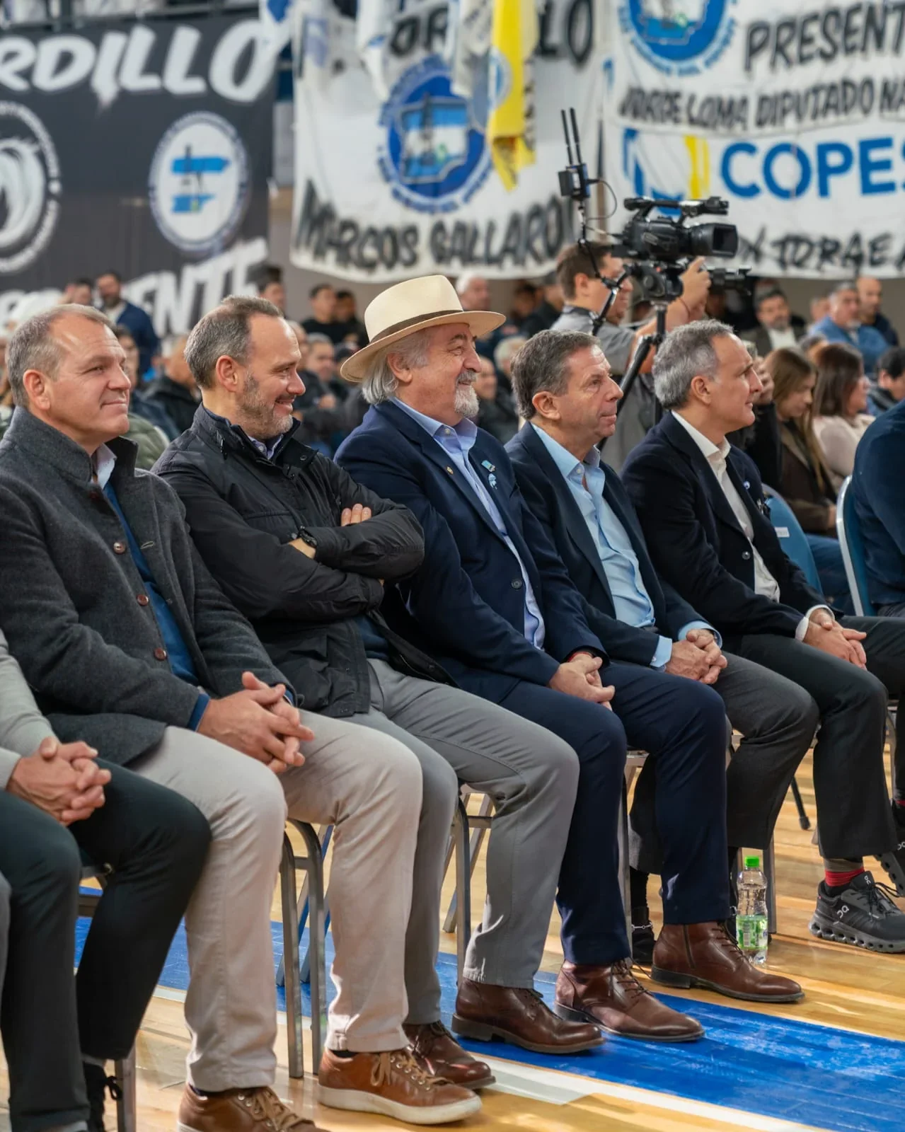 El intendente Othar Macharashvili y autoridades sentados durante la asunción de Jorge Ávila en Comodoro Rivadavia.