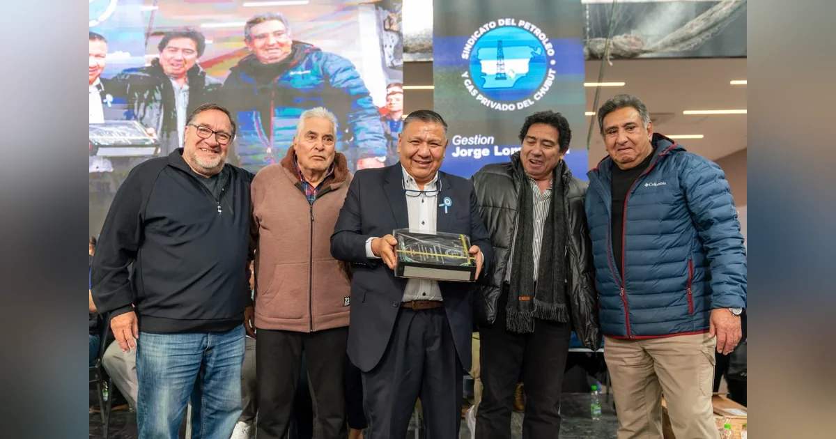 Comodoro Rivadavia: Othar reafirmó el compromiso del Municipio con la Cuenca El intendente Othar Macharashvili y autoridades gremiales en el acto de asunción de Jorge Ávila en Comodoro Rivadavia.