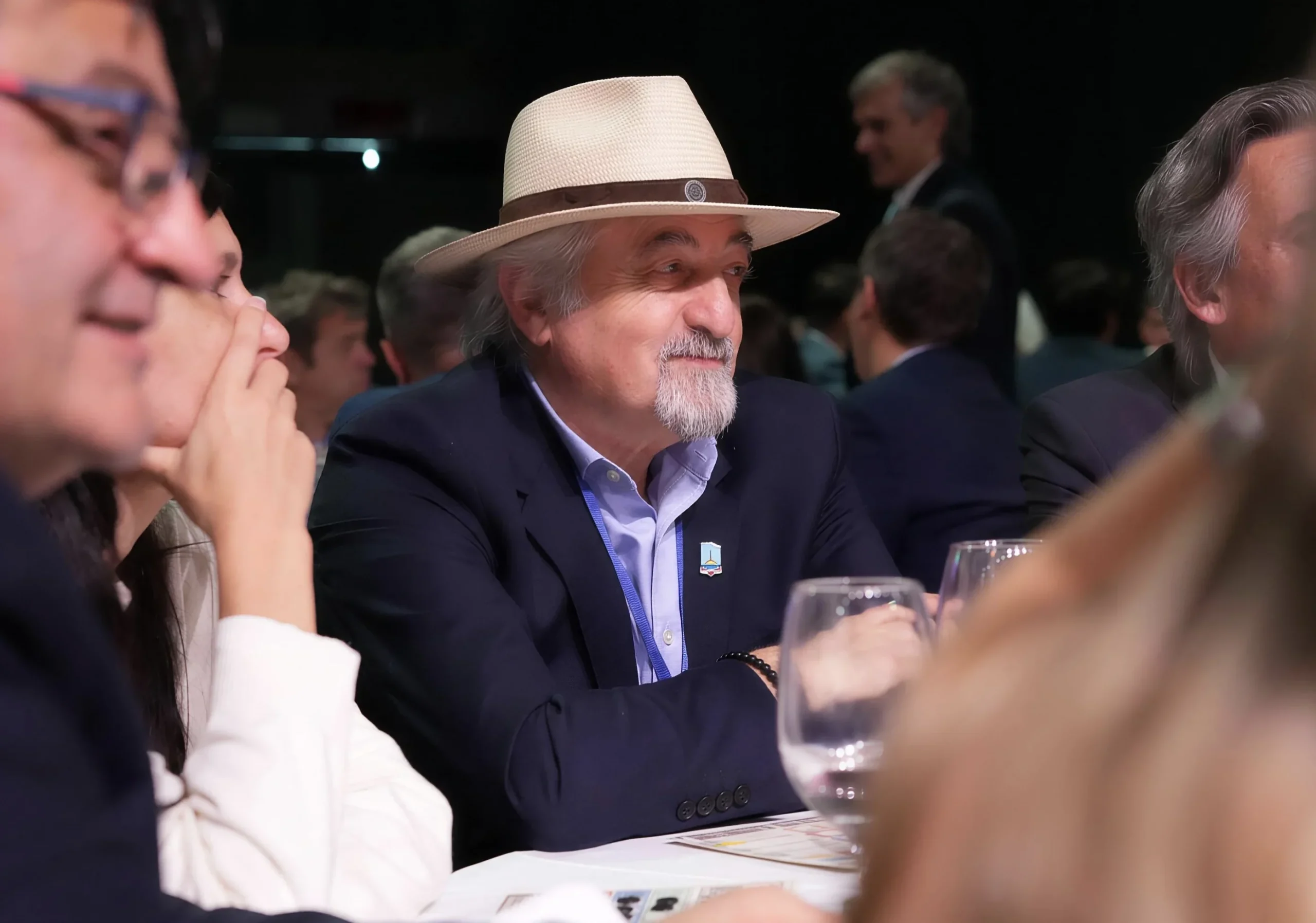 El intendente Othar Macharashvili con sombrero y saco azul durante La Noche de Intendentes en Rosario.