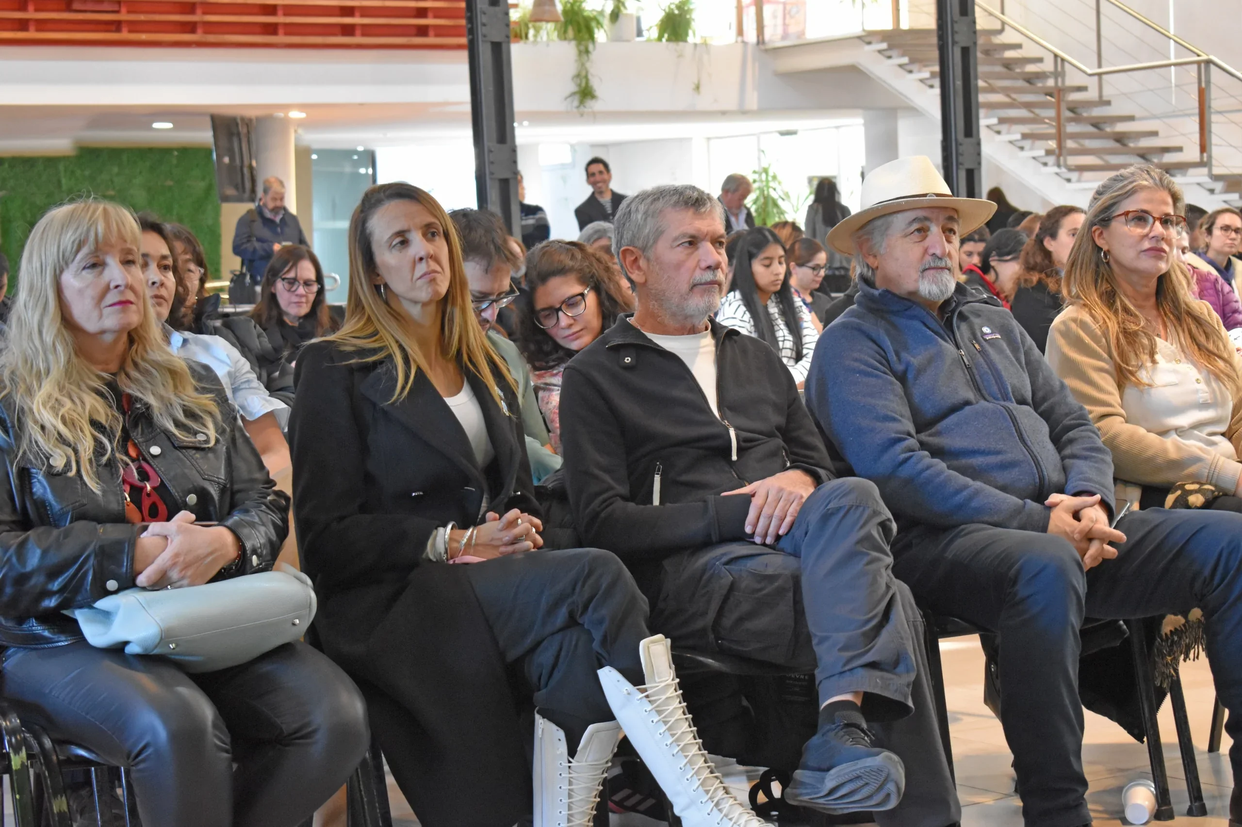 Asistentes sentados escuchando la Primera Jornada Municipal de Residuos Patológicos en <a href=