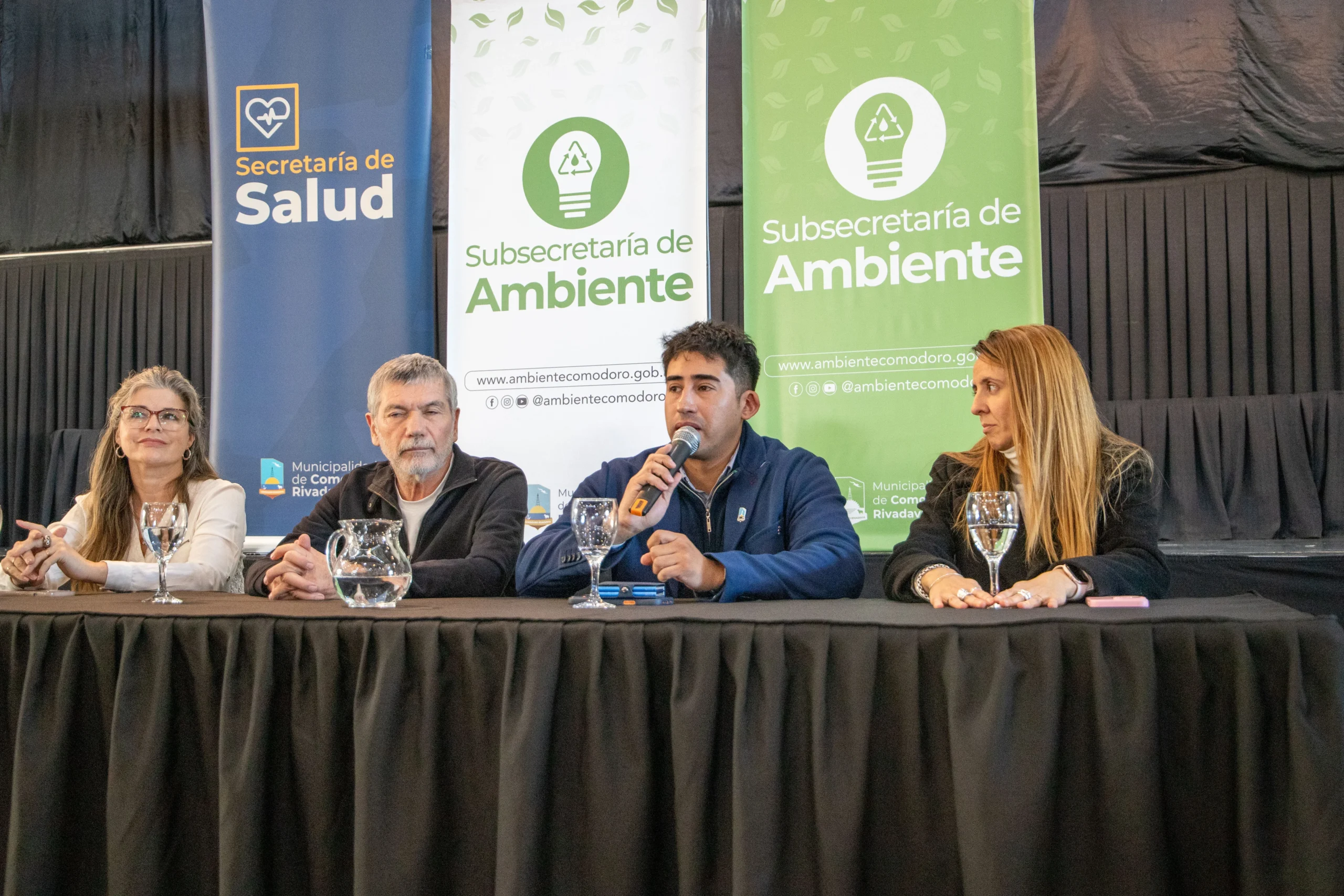 Cuatro autoridades municipales en una mesa durante la Primera Jornada de Residuos Patológicos en Comodoro Rivadavia.