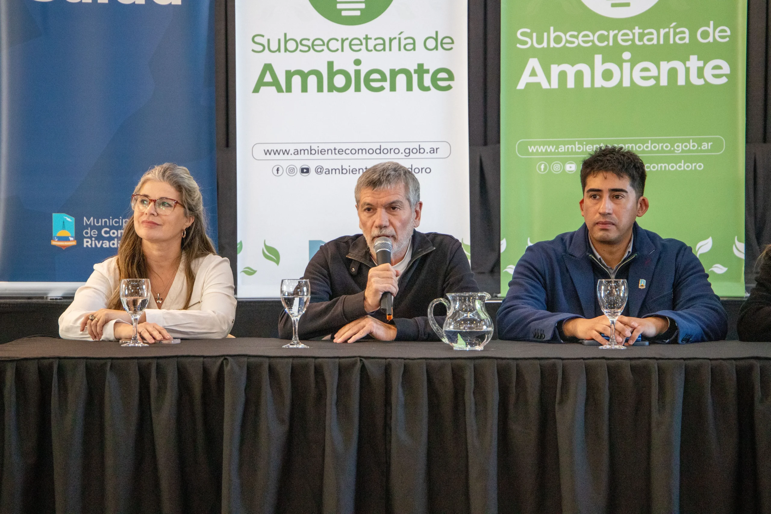 El intendente Othar Macharashvili y dos personas en una mesa durante la Jornada Municipal de Residuos Patológicos.