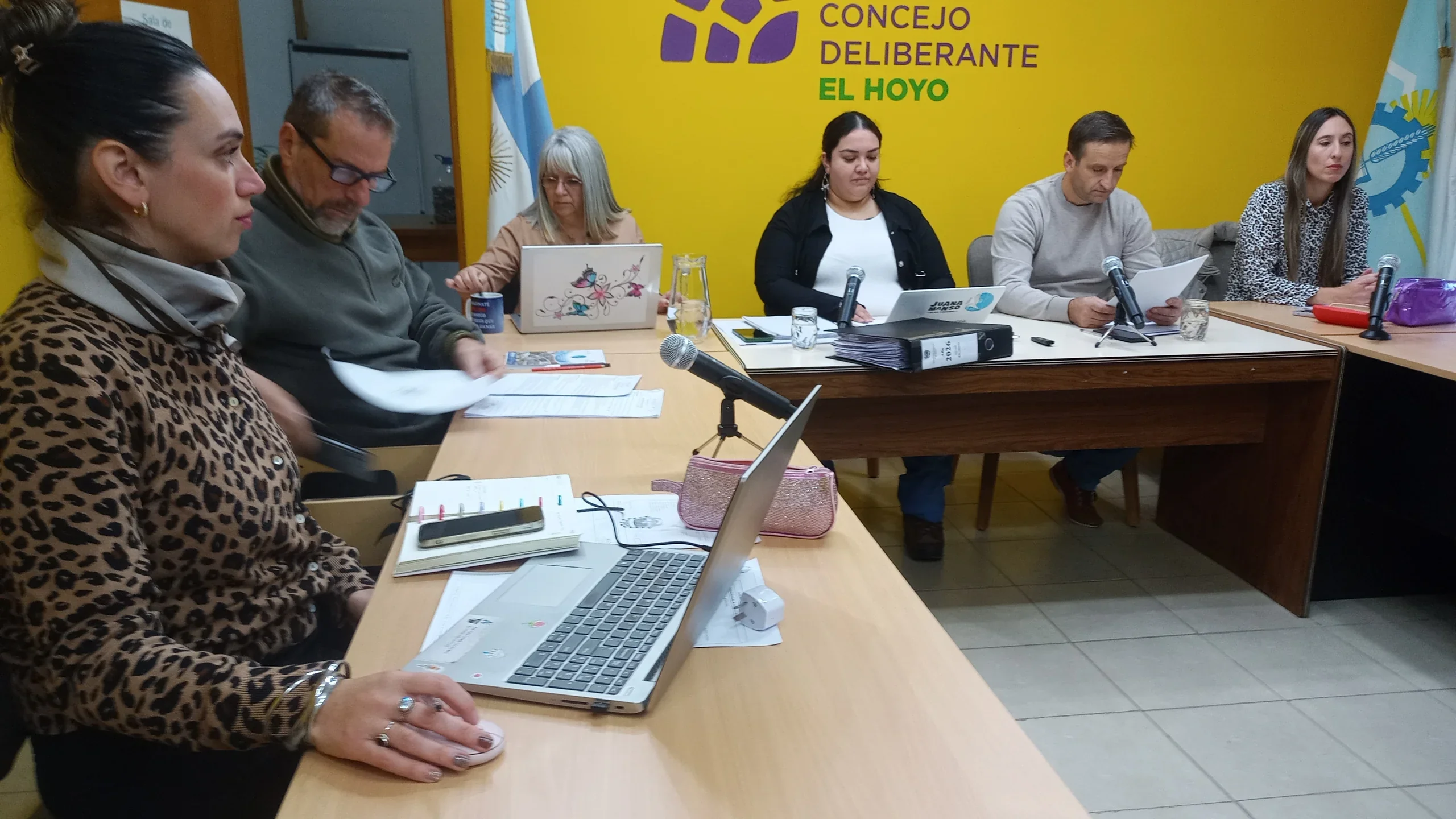Concejales del Concejo Deliberante de El Hoyo reunidos en una sesión ordinaria analizando reclamos ambientales.