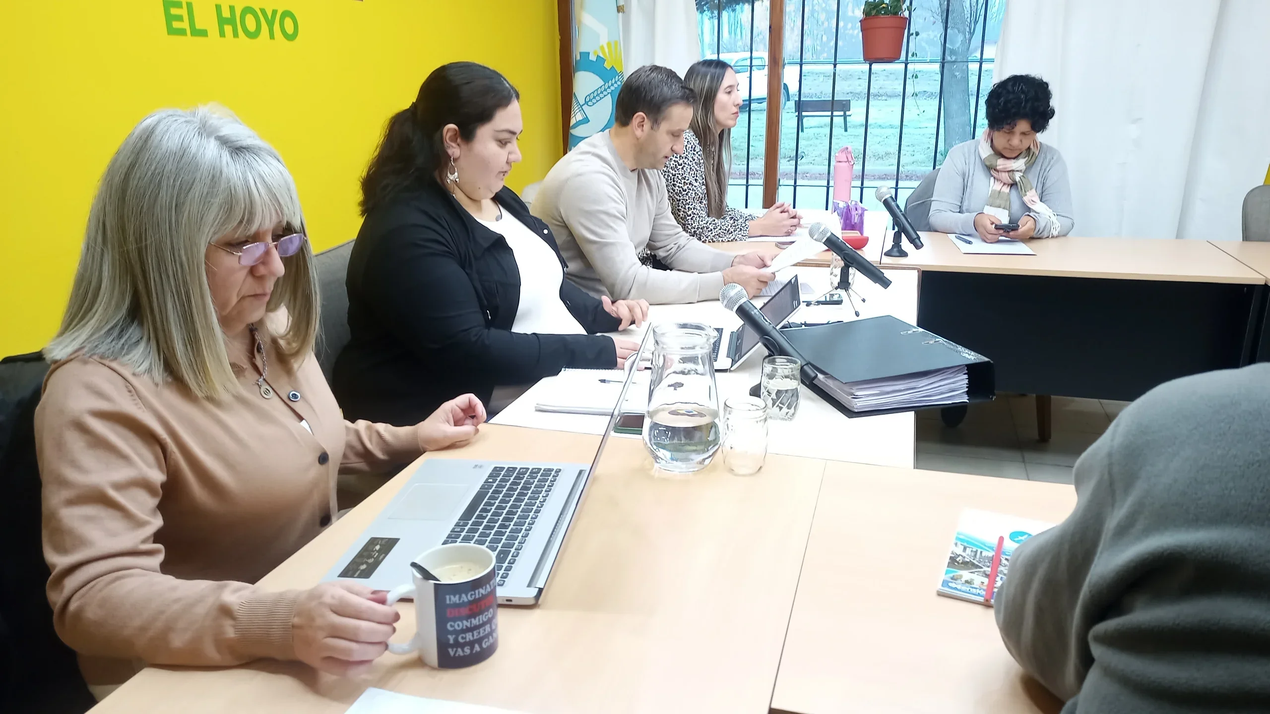 Concejales del Concejo Deliberante de El Hoyo reunidos en una sesión ordinaria analizando reclamos ambientales.