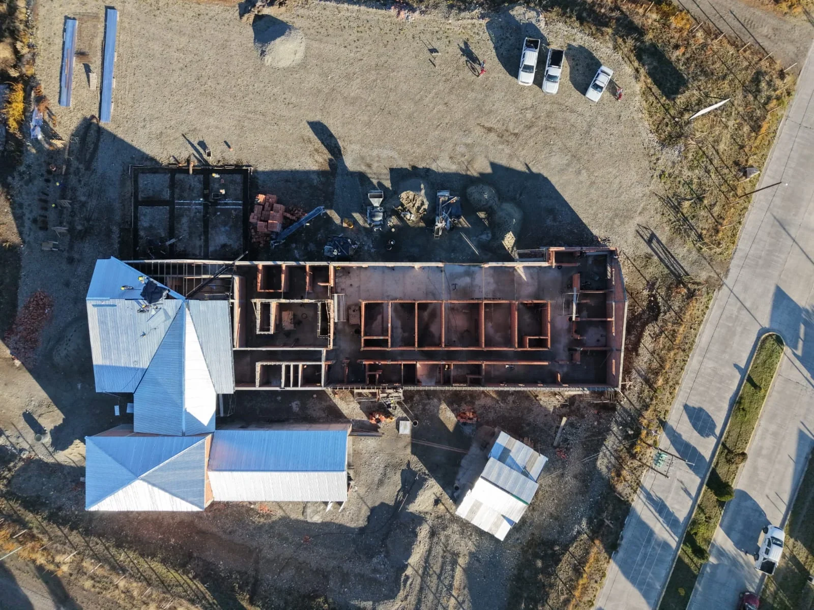 Vista aérea de la obra en construcción del nuevo Hospital Rural de Epuyén, Chubut, con estructura de planta baja.