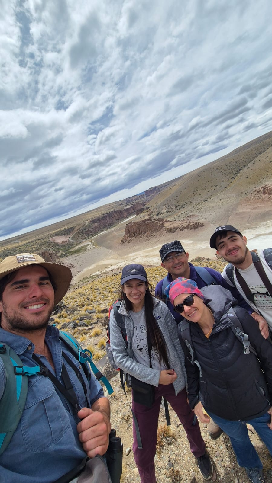 Grupo de vecinos y excursionistas en zona de estepa patagónica durante avistaje de pumas