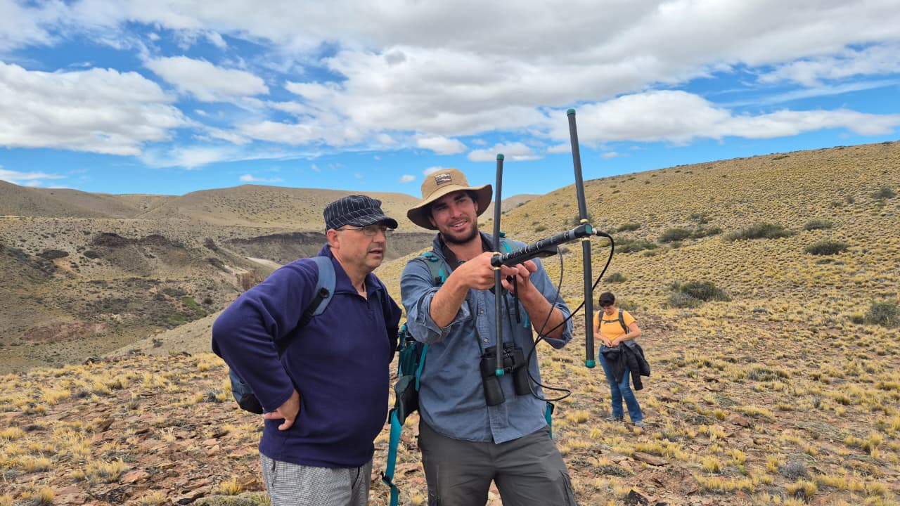 Vecinos y guías en expedición de avistaje de pumas en la estepa patagónica de Perito Moreno