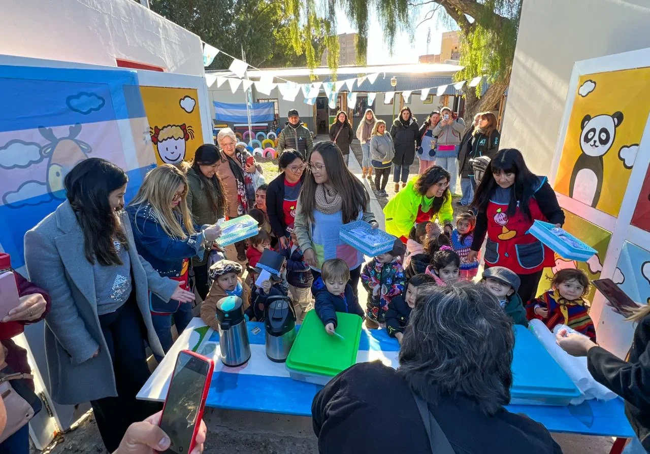 Personas y niños en un Centro de Primera Infancia de Puerto Madryn celebrando la Semana de Mayo con actividades patrias.