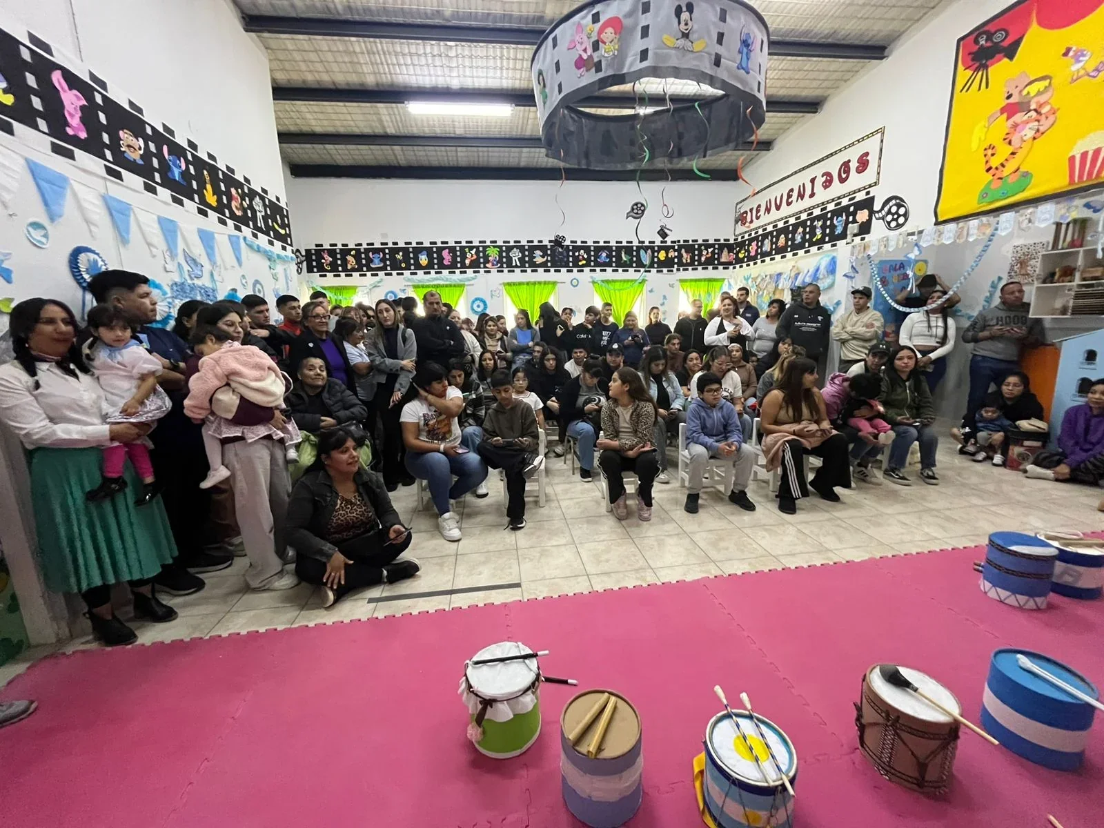 Familias y niños reunidos en un Centro de Primera Infancia de Puerto Madryn durante la Semana de Mayo.
