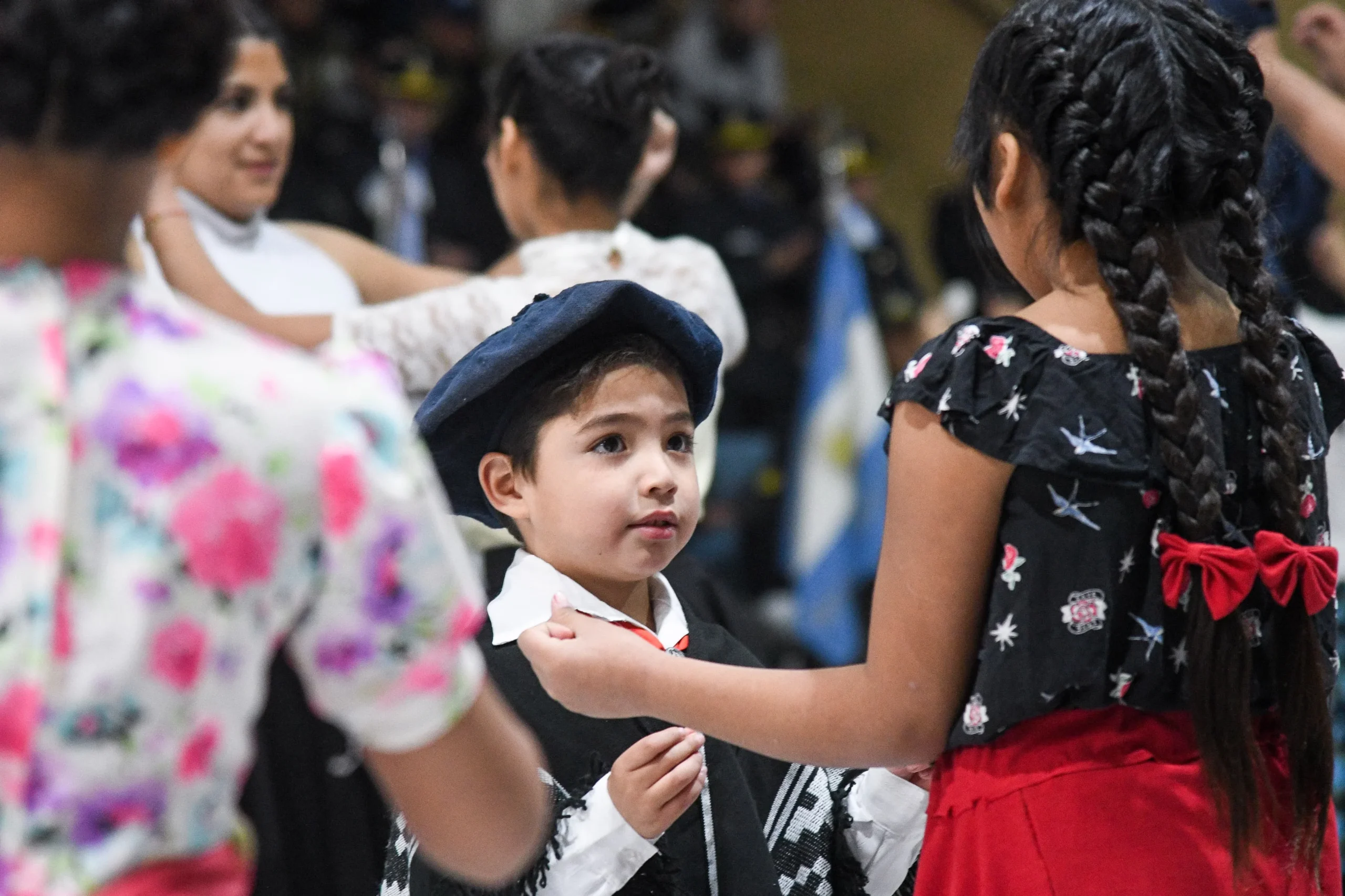 Niños vestidos con trajes típicos folclóricos argentinos durante la Peña Patria de la escuela El Pampero.
