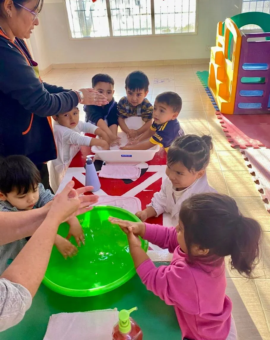 Docentes y niñas y niños en un Centro de Primera Infancia de Puerto Madryn aprendiendo hábitos de higiene con agua.