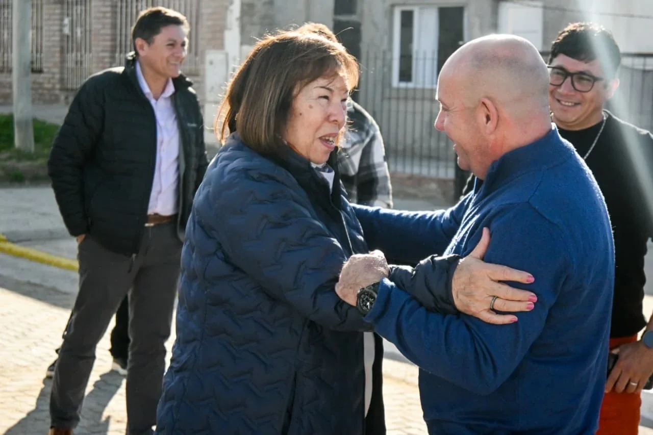 El intendente Gustavo Sastre saluda afectuosamente a una vecina durante la inauguración del adoquinado de la calle Colón.