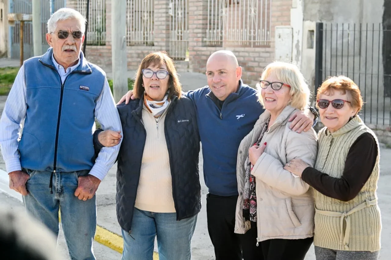 Intendente Gustavo Sastre junto a vecinos de Puerto Madryn durante la inauguración del adoquinado de la calle Colón.