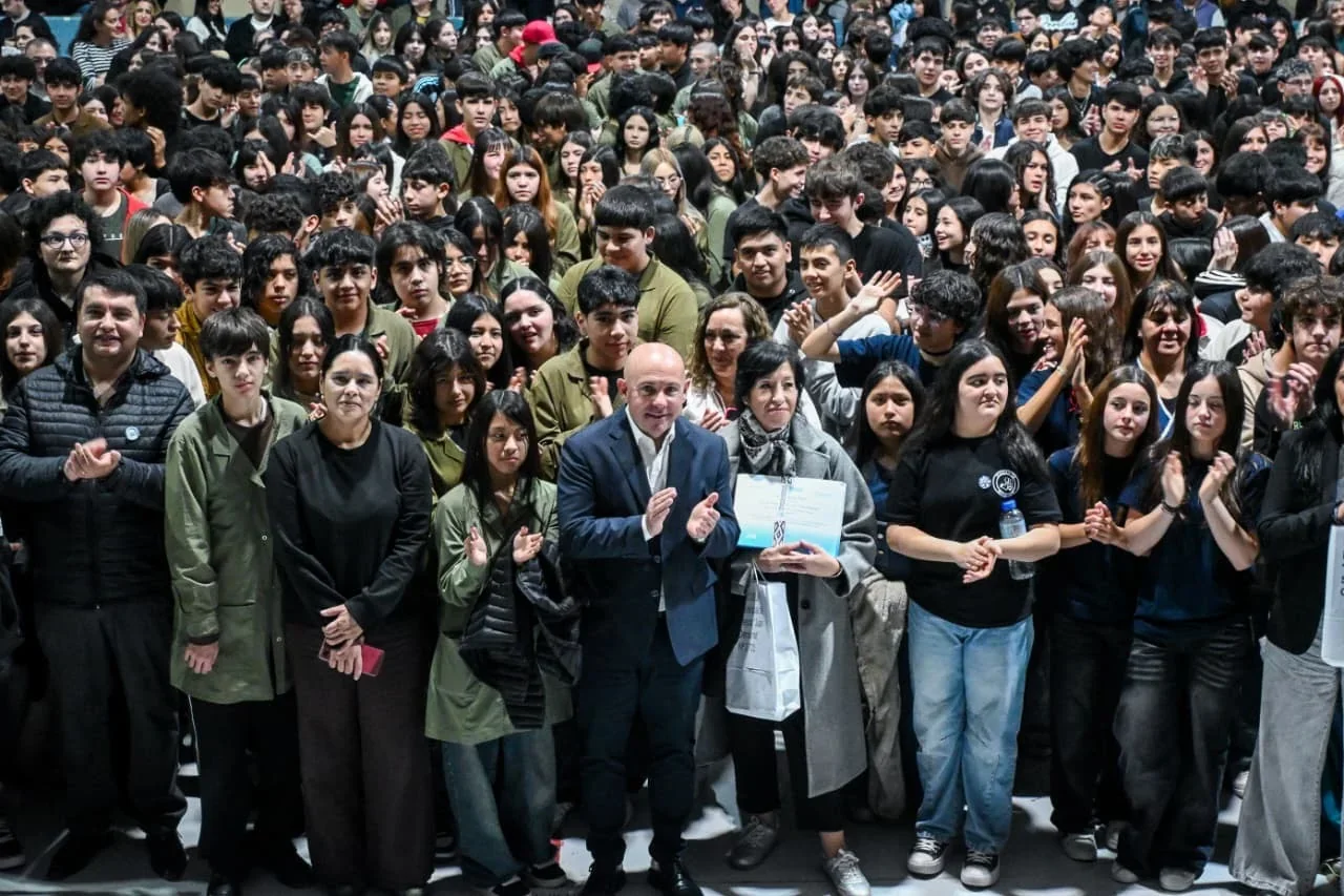El intendente Gustavo Sastre y estudiantes de Puerto Madryn en el Gimnasio Municipal Nº 1 durante un acto escolar.