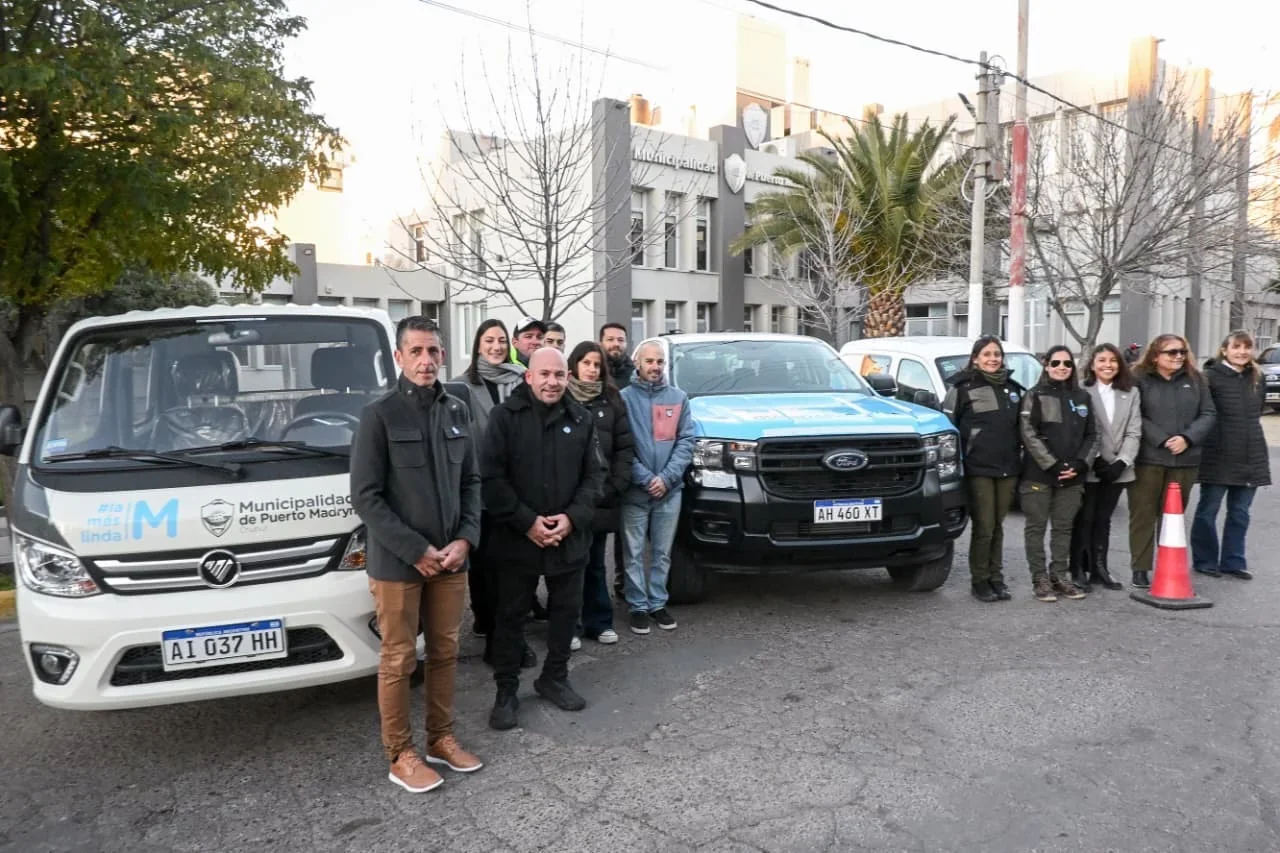 Intendente Gustavo Sastre y funcionarios posan junto a los nuevos vehículos incorporados al Municipio de Puerto Madryn.
