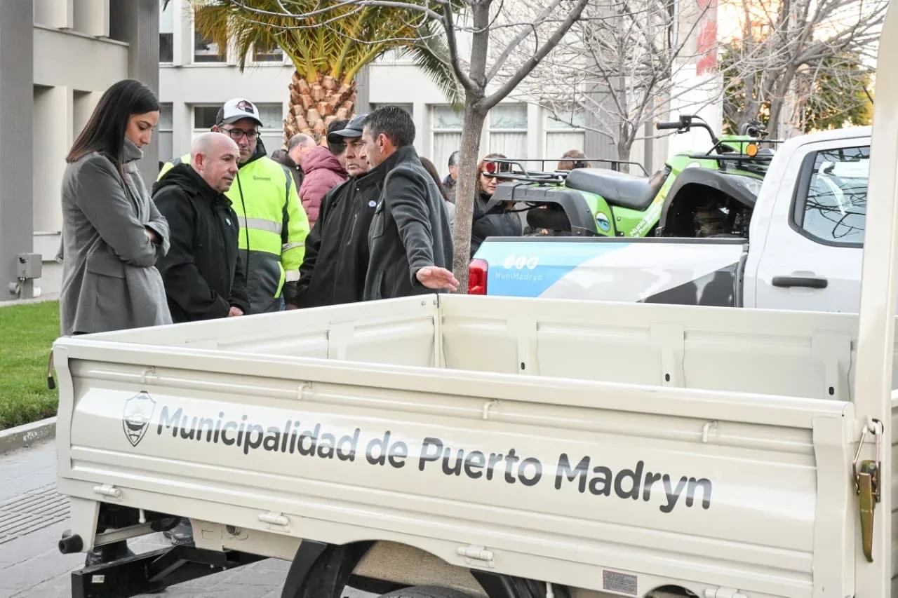 Intendente Gustavo Sastre y funcionarios junto a nuevos vehículos de la Municipalidad de Puerto Madryn.