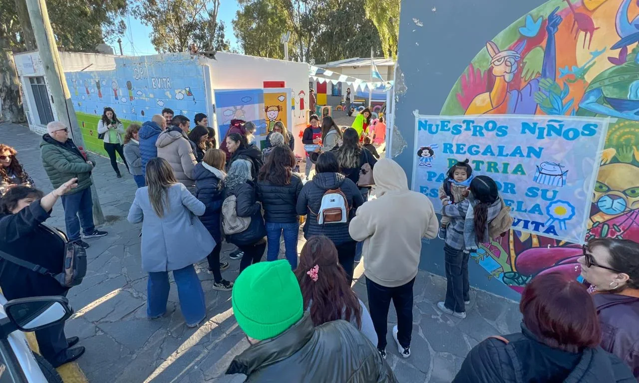 Niños y familias reunidos frente al CPI Evita en Puerto Madryn durante las actividades de la Semana de Mayo.