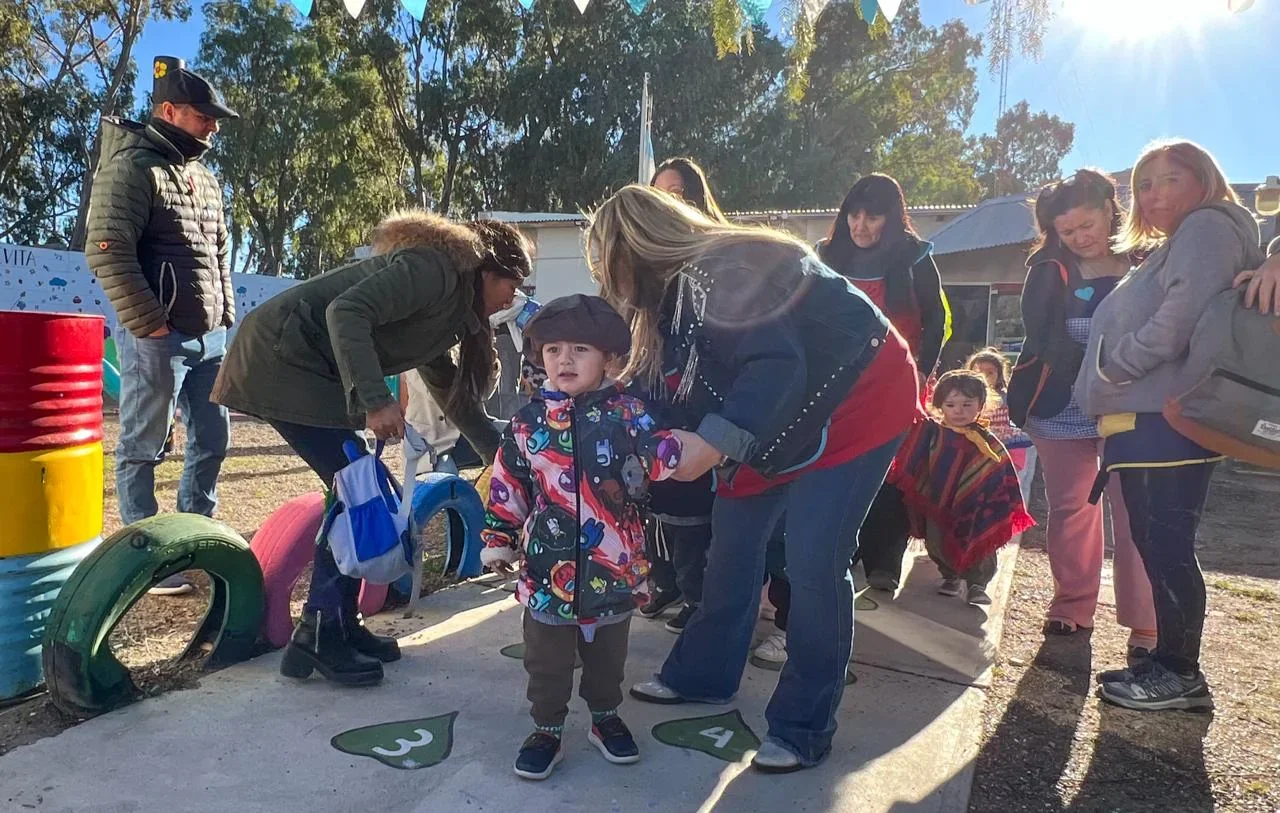 Niños y familias del CPI Evita de Puerto Madryn participan en actividades comunitarias por la Semana de Mayo.