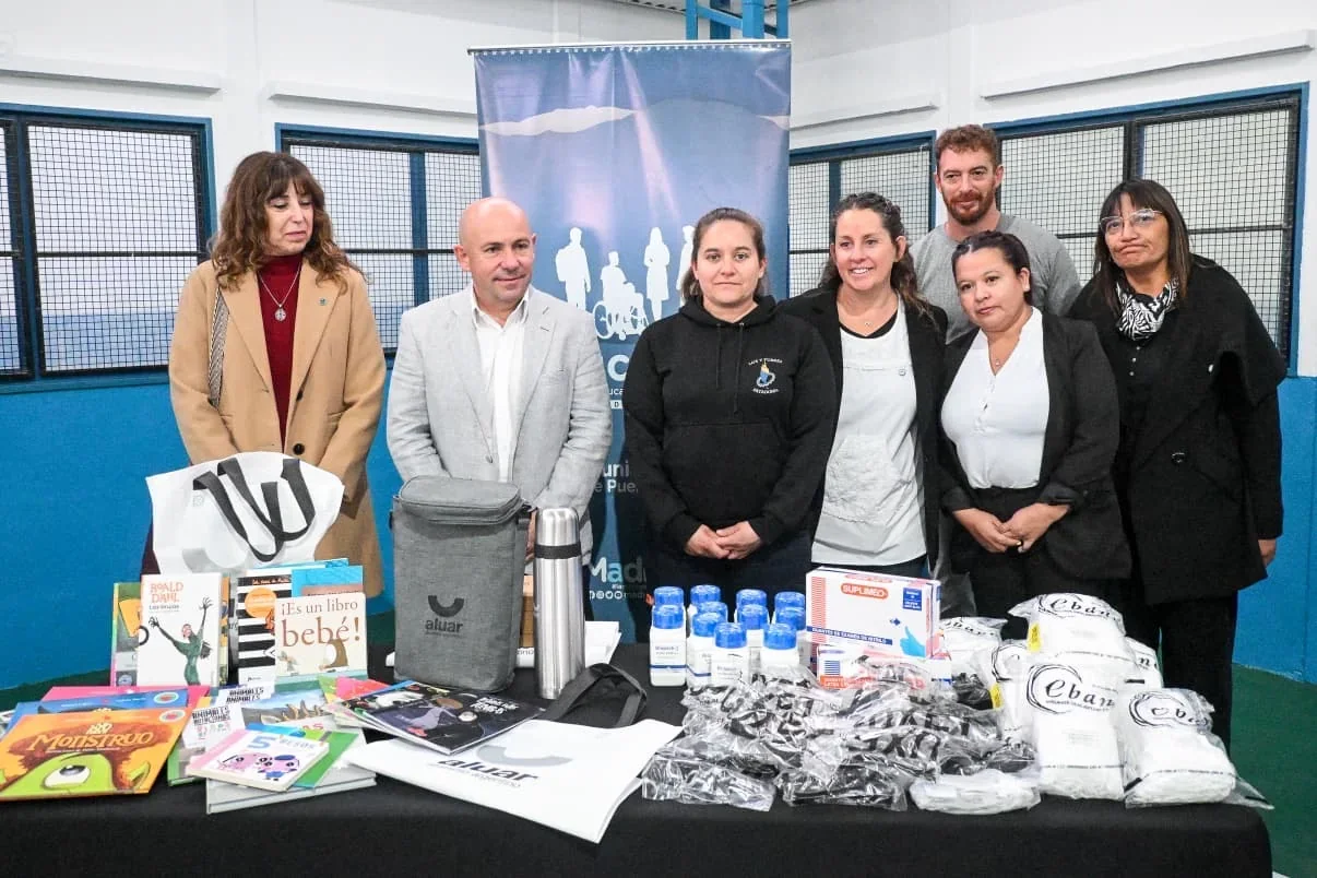 Gustavo Sastre y autoridades municipales junto a donaciones en el 40° aniversario de la Escuela Municipal N° 1.