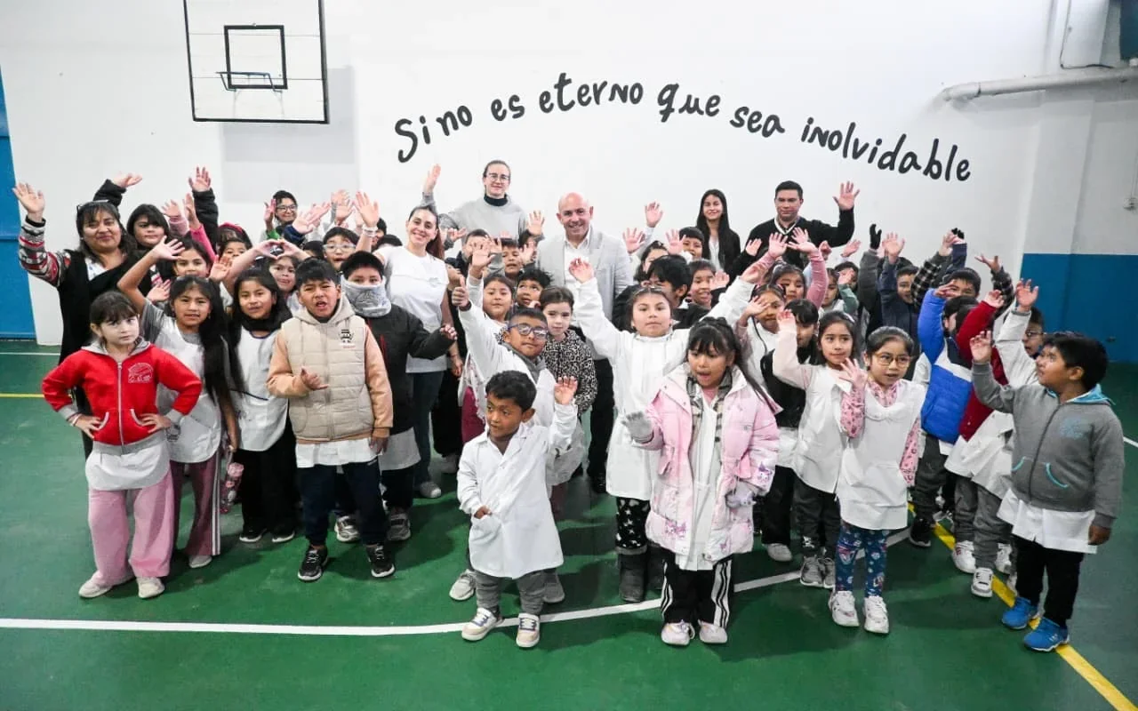 Intendente Gustavo Sastre, docentes y alumnos de la Escuela Municipal N° 1 en el acto por su 40° aniversario.