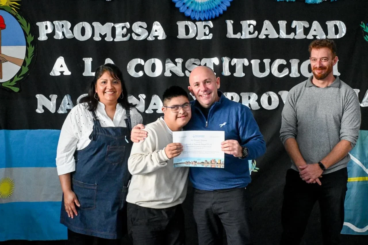 El intendente Gustavo Sastre, un alumno y docentes en el acto de promesa de lealtad a la Constitución en la Escuela 528.