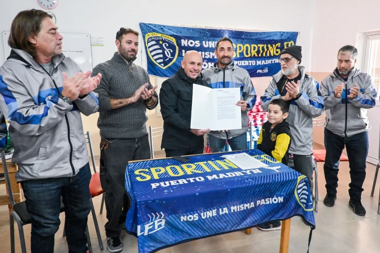 El intendente Gustavo Sastre entrega la preadjudicación de tierras a integrantes del Sporting Fútbol Club en Puerto Madryn.