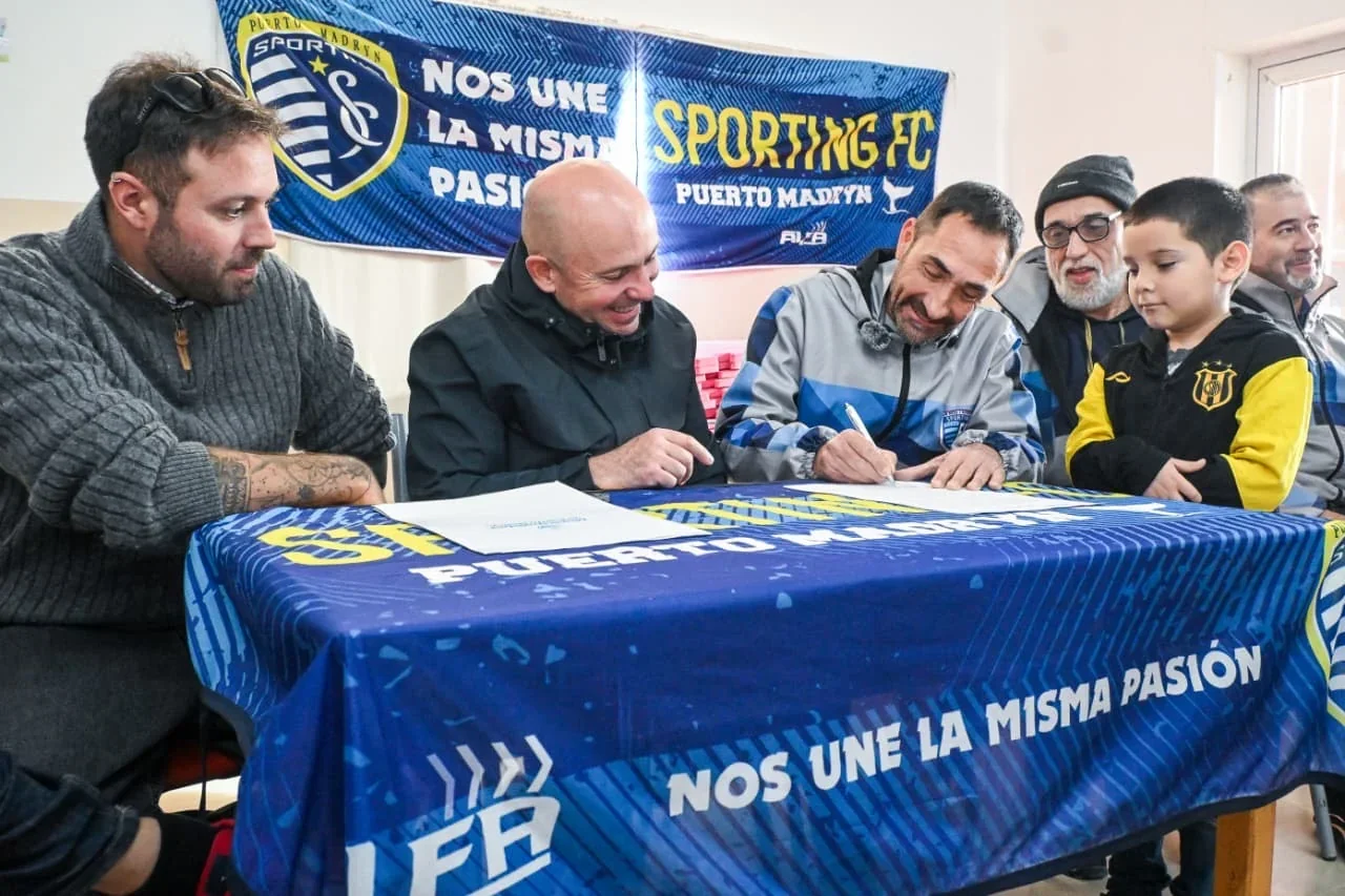 El intendente Gustavo Sastre y representantes del Sporting FC firman la preadjudicación de tierras en Puerto Madryn.