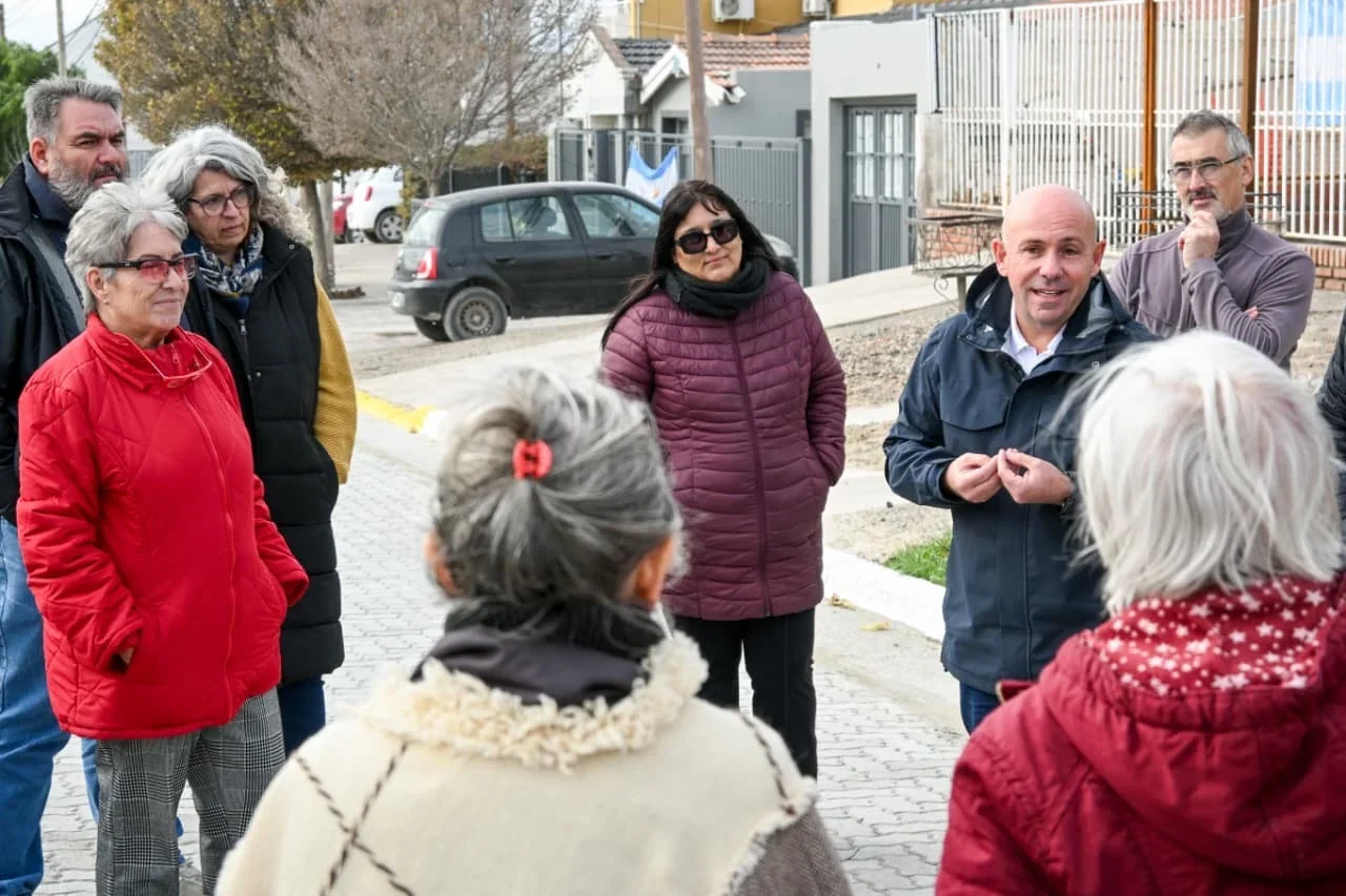 El intendente Gustavo Sastre conversa con vecinos en la inauguración de la pavimentación de la calle Fournier.