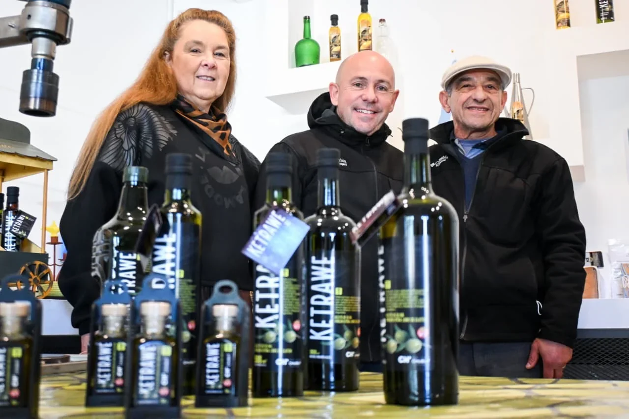 El intendente Gustavo Sastre y los dueños de la quinta Los Olivares junto a botellas de aceite de oliva Ketrawe.