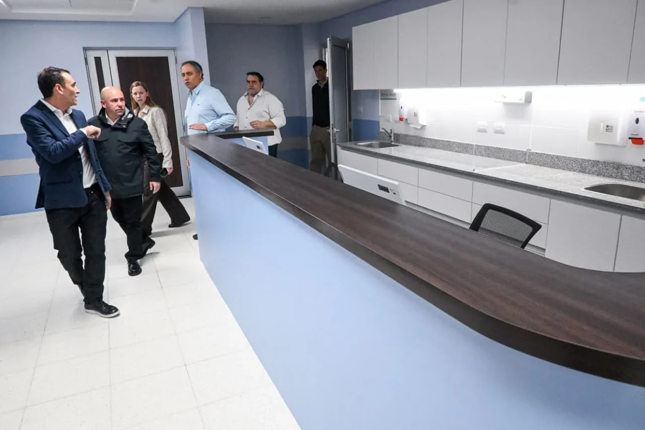 El intendente Gustavo Sastre y funcionarios recorren las nuevas instalaciones de la clínica Los Alerces en Puerto Madryn.