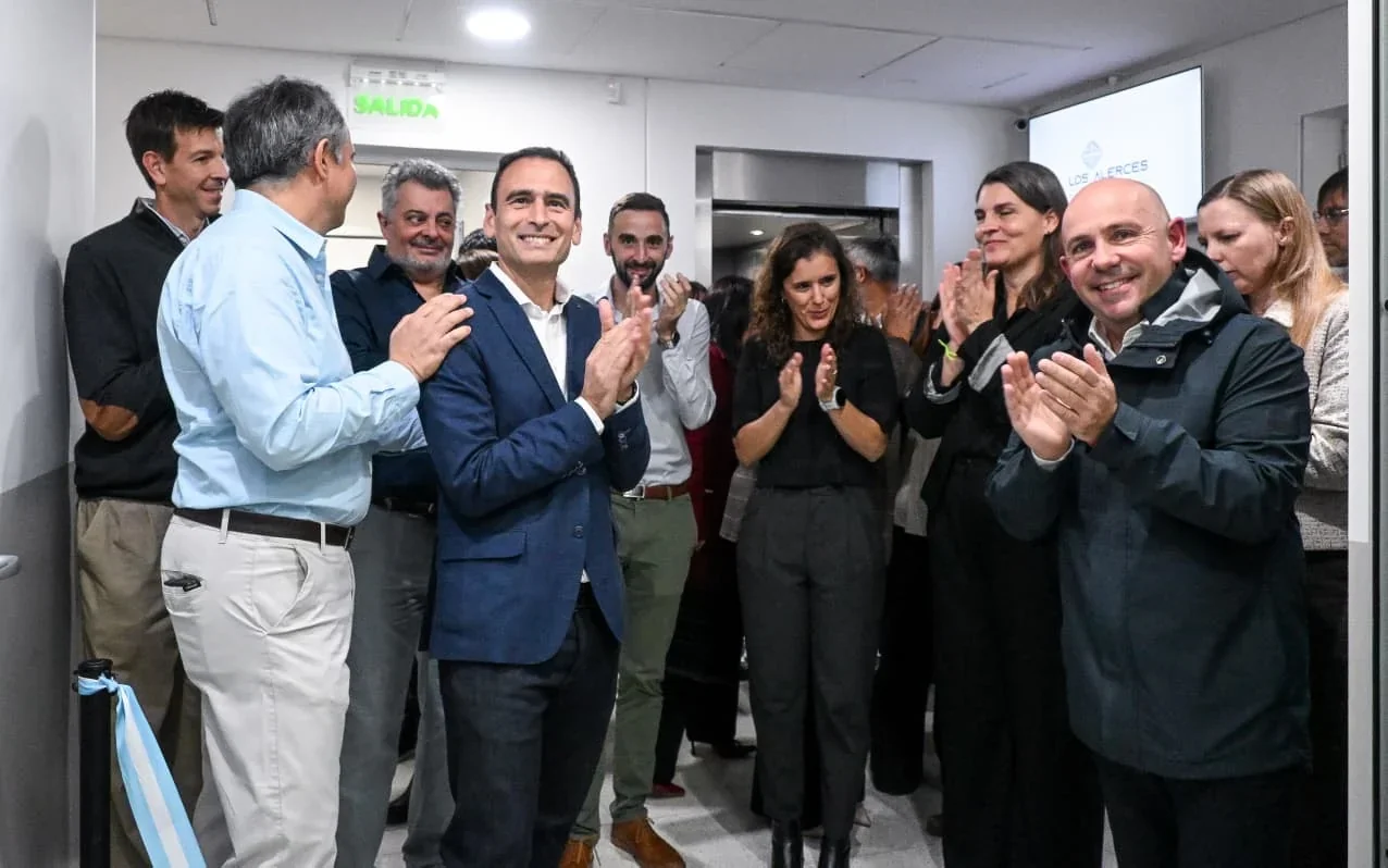 El intendente Gustavo Sastre y un grupo de personas aplaudiendo durante el recorrido por la clínica Los Alerces.