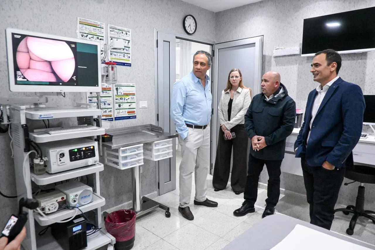 El intendente Gustavo Sastre y autoridades recorren las nuevas áreas de endoscopia de la clínica Los Alerces.